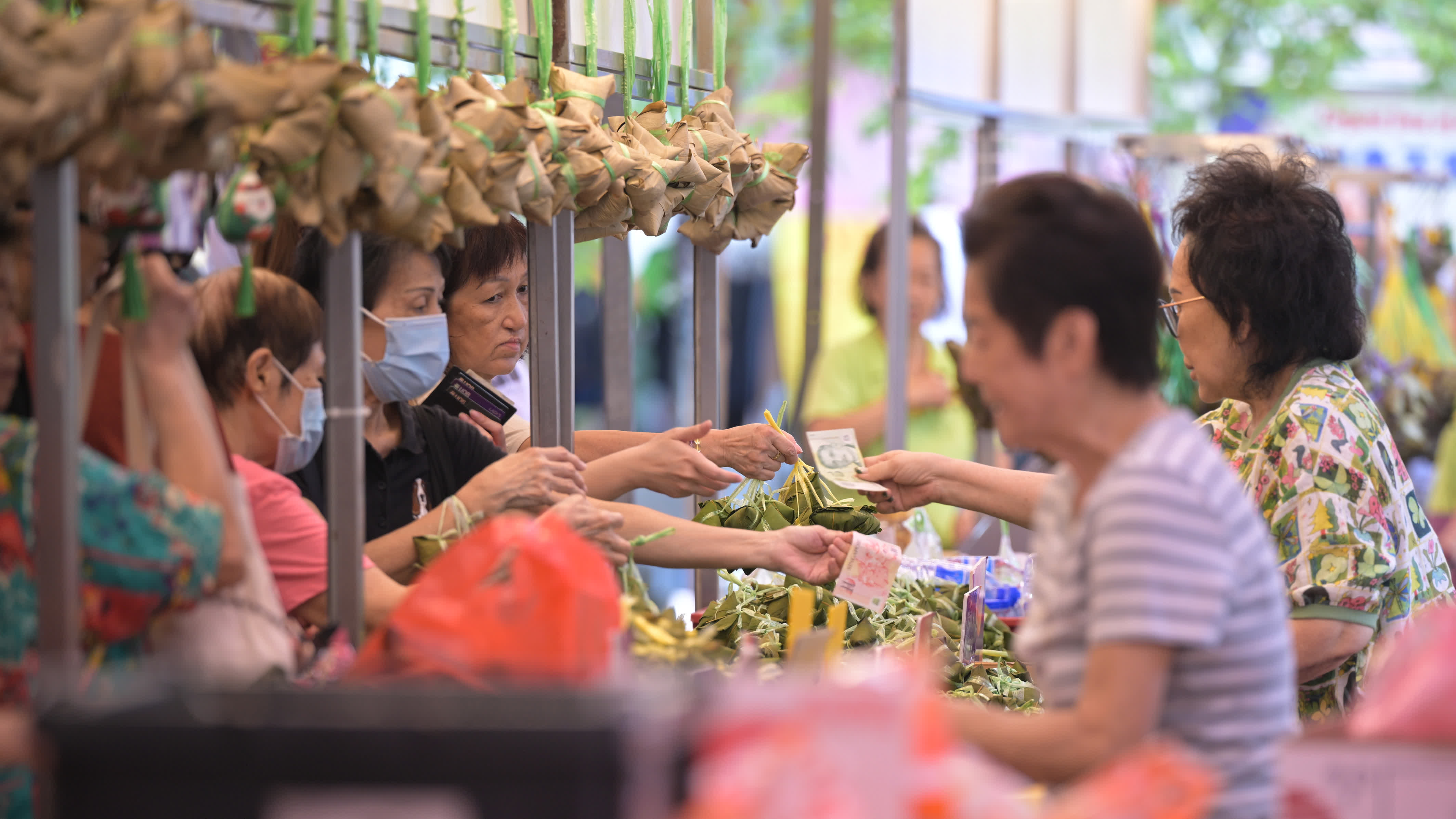 6月17日，人們在新加坡市區的一個市集購買粽子。新華社