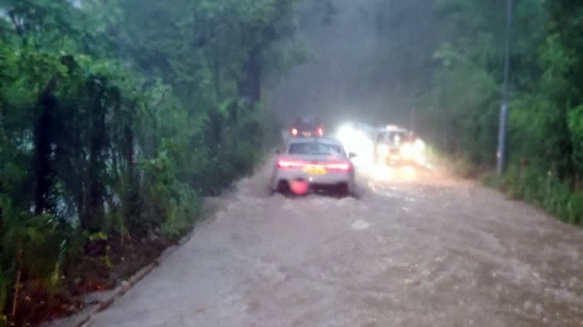 天文台發出黑雨警告 粉嶺公路出現水浸