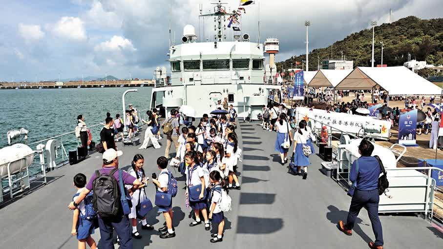 官兵英姿振國威　市民觀摩添自豪　昂船洲軍營開放日人潮湧
