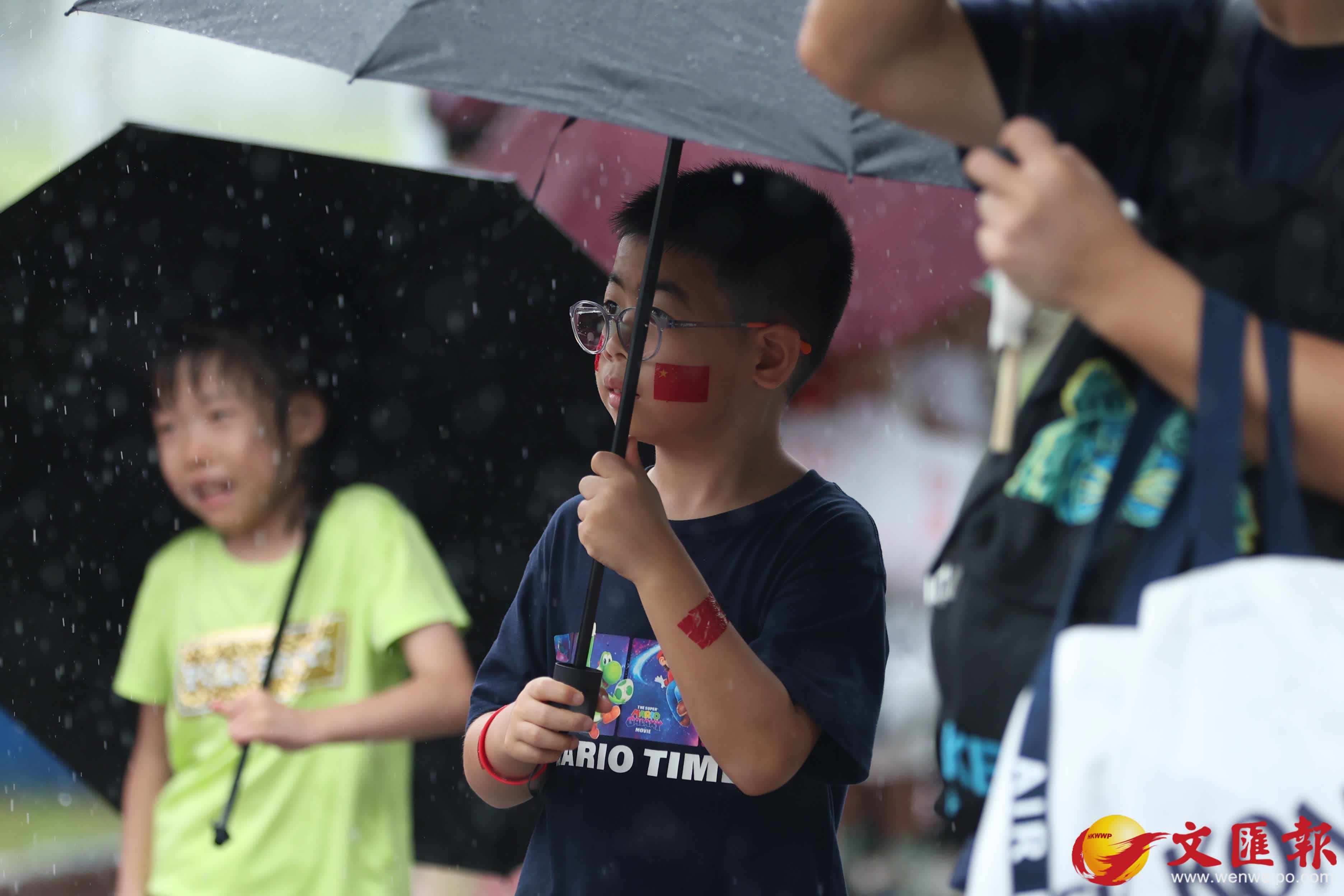 天文台發出黃色暴雨警告信號。市民在雨中前行。（香港文匯報記者萬霜靈攝）
