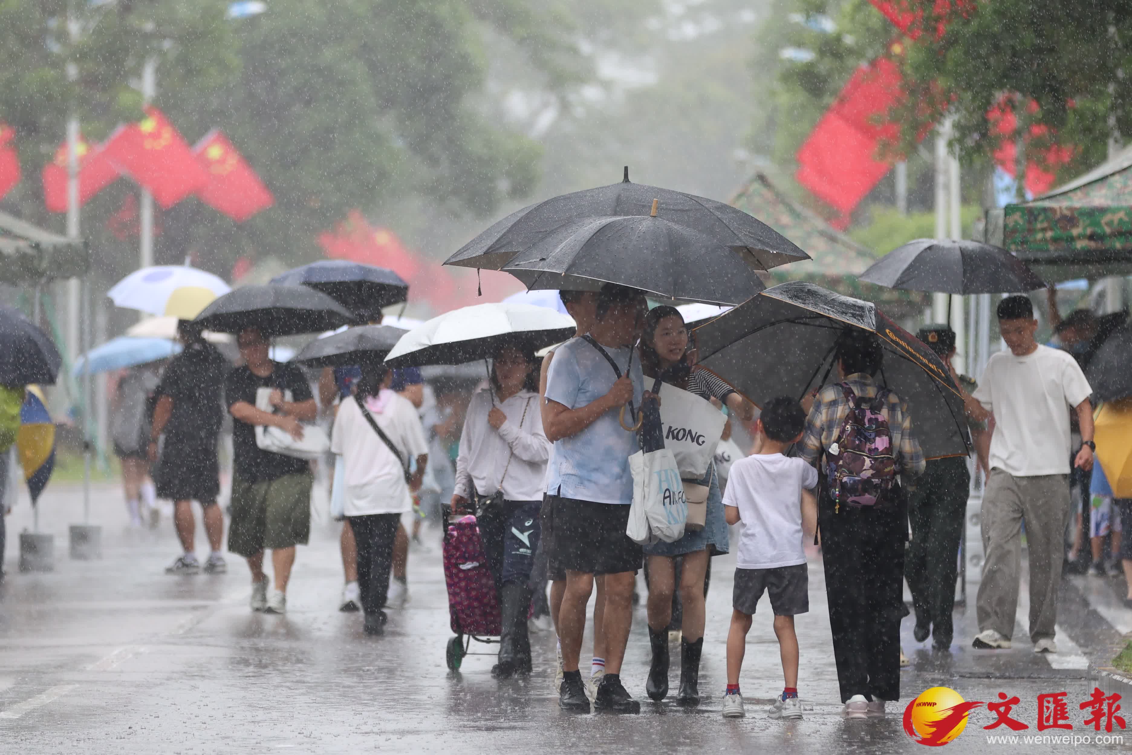 天文台發出黃色暴雨警告信號。市民在雨中前行。（香港文匯報記者萬霜靈攝）