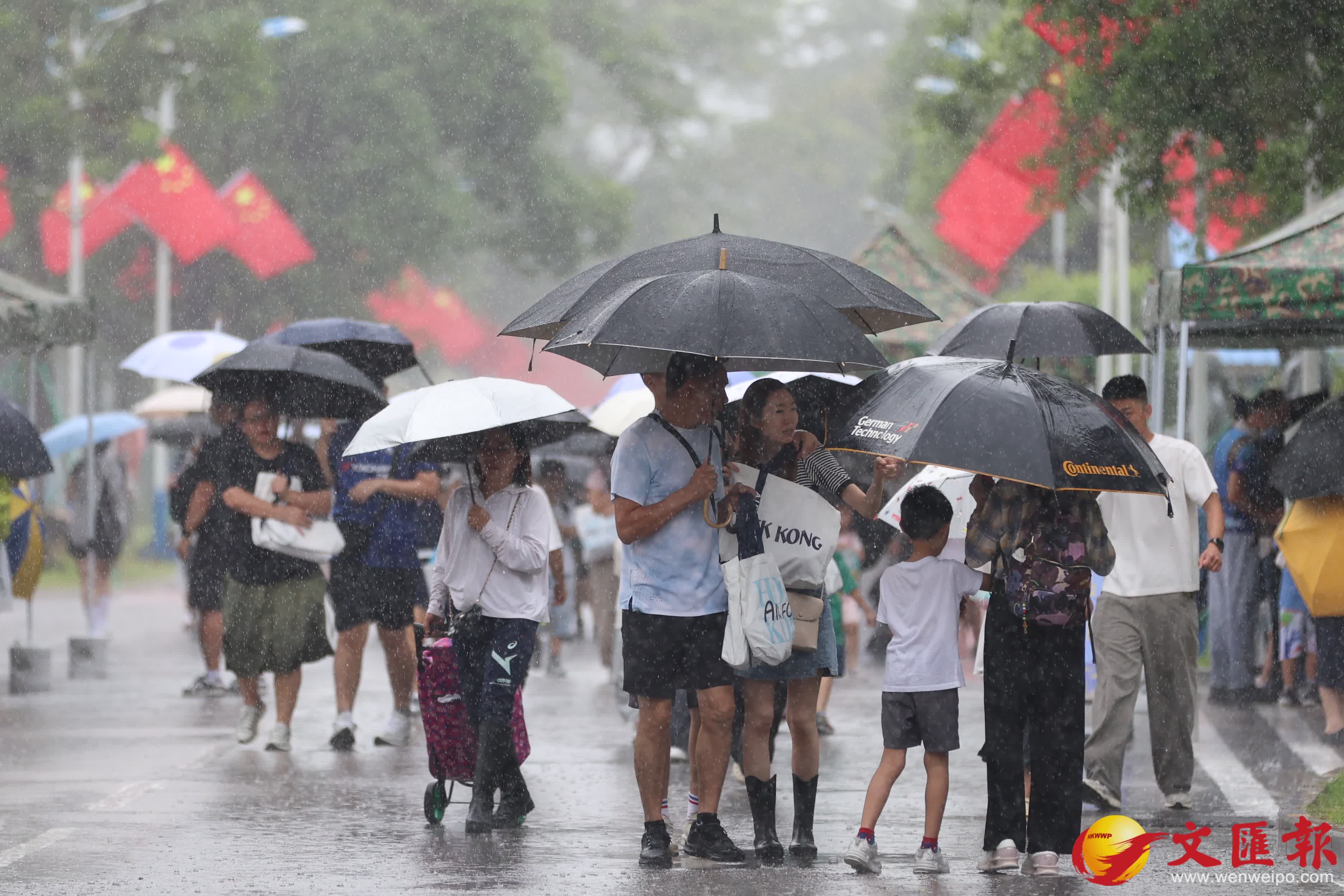 天文台發出黃色暴雨警告信號。市民在雨中前行。（香港文匯報記者萬霜靈攝）