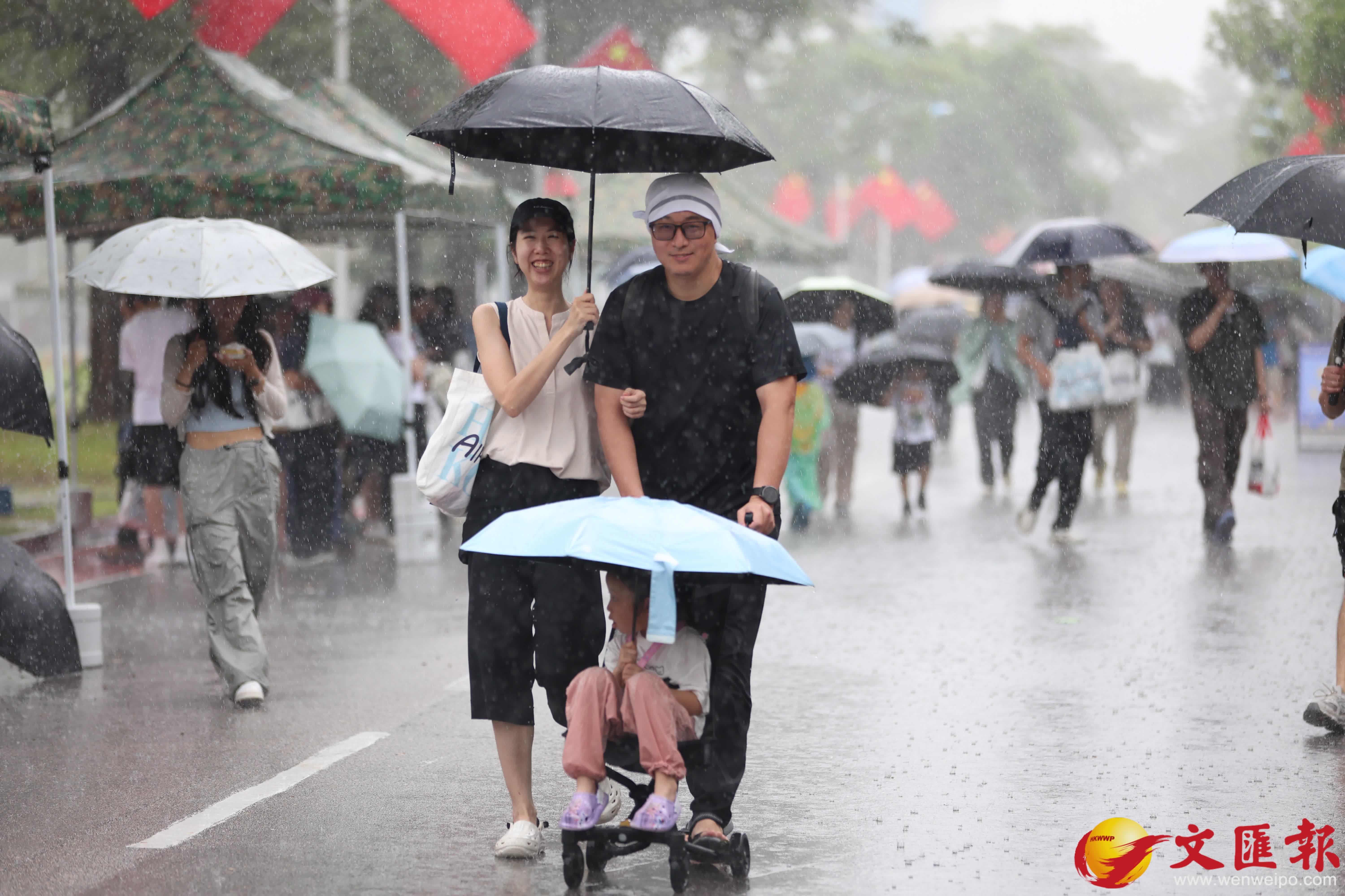天文台發出黃色暴雨警告信號。市民在雨中前行。（香港文匯報記者萬霜靈攝）