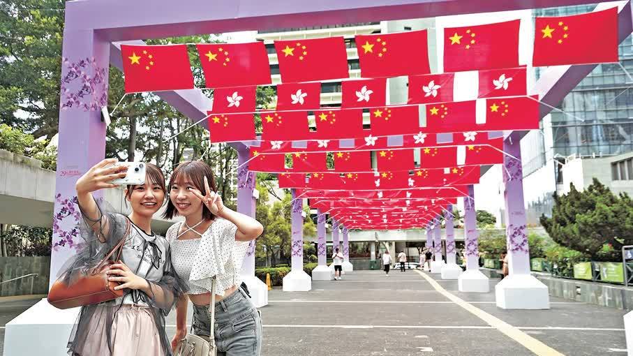 （多圖）全城慶賀！國旗區旗如「紅海」同慶回歸二十九載