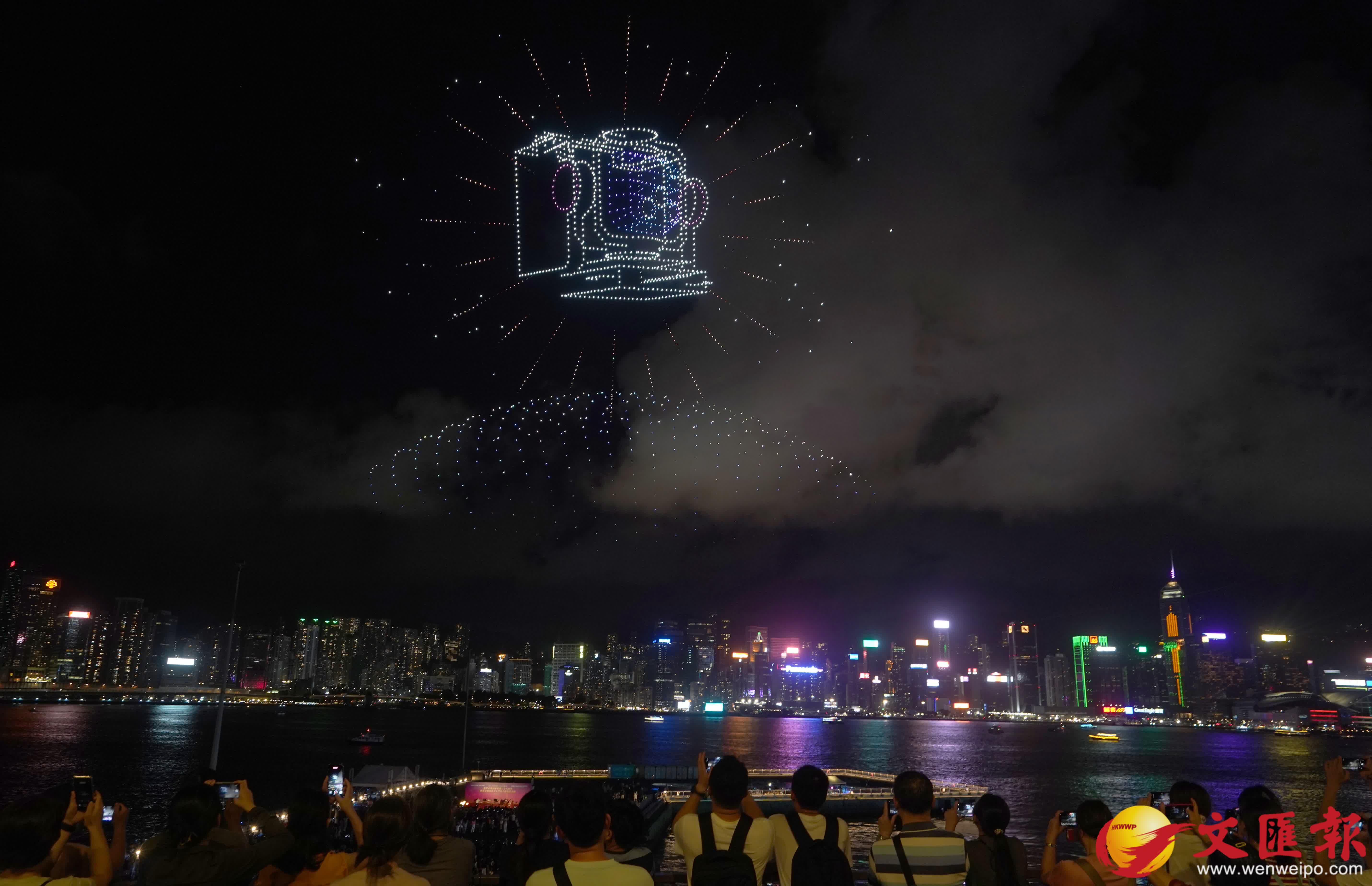 維港無人機光影表演（香港文匯報記者曾興偉 攝）