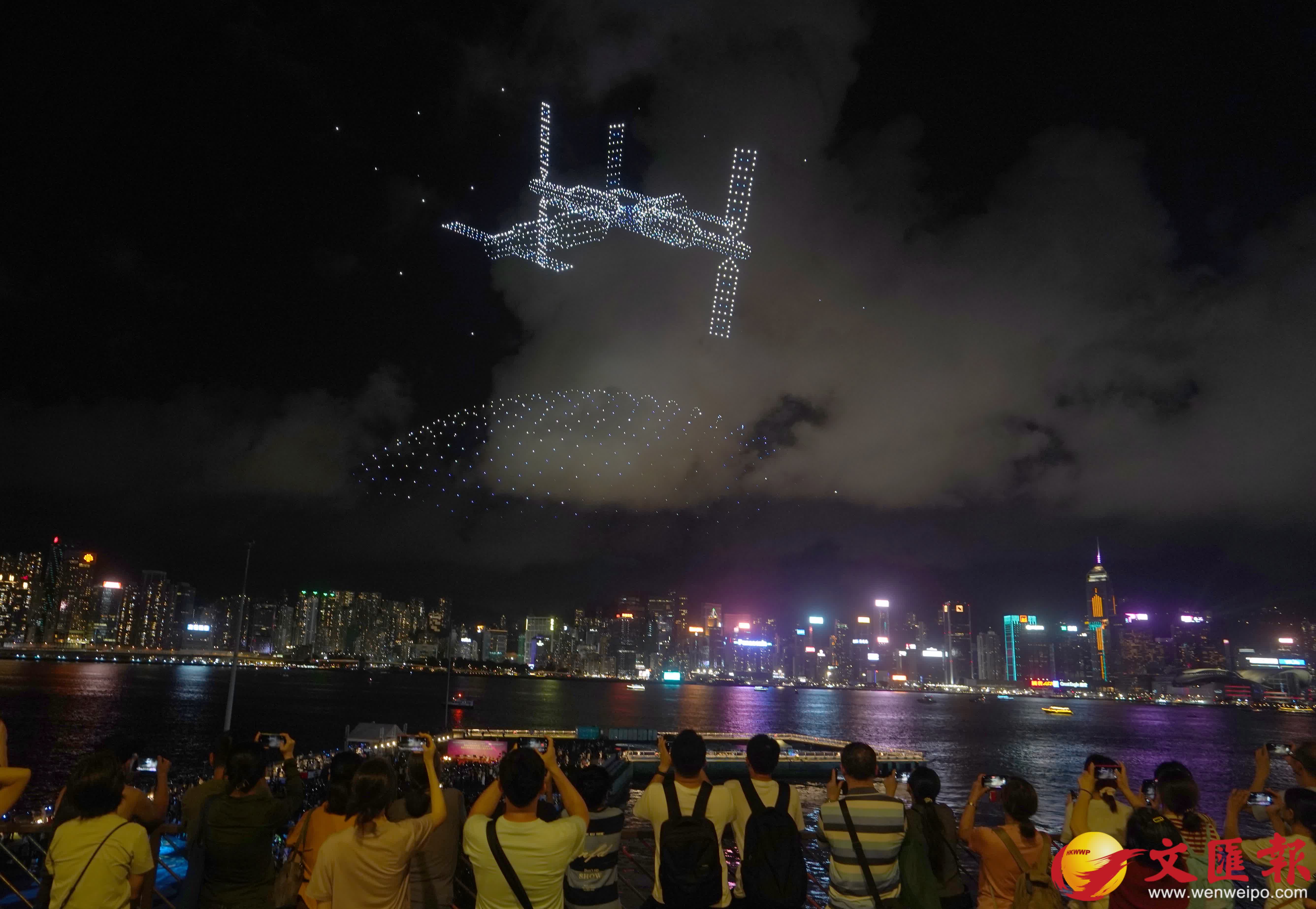 維港無人機光影表演（香港文匯報記者曾興偉 攝）