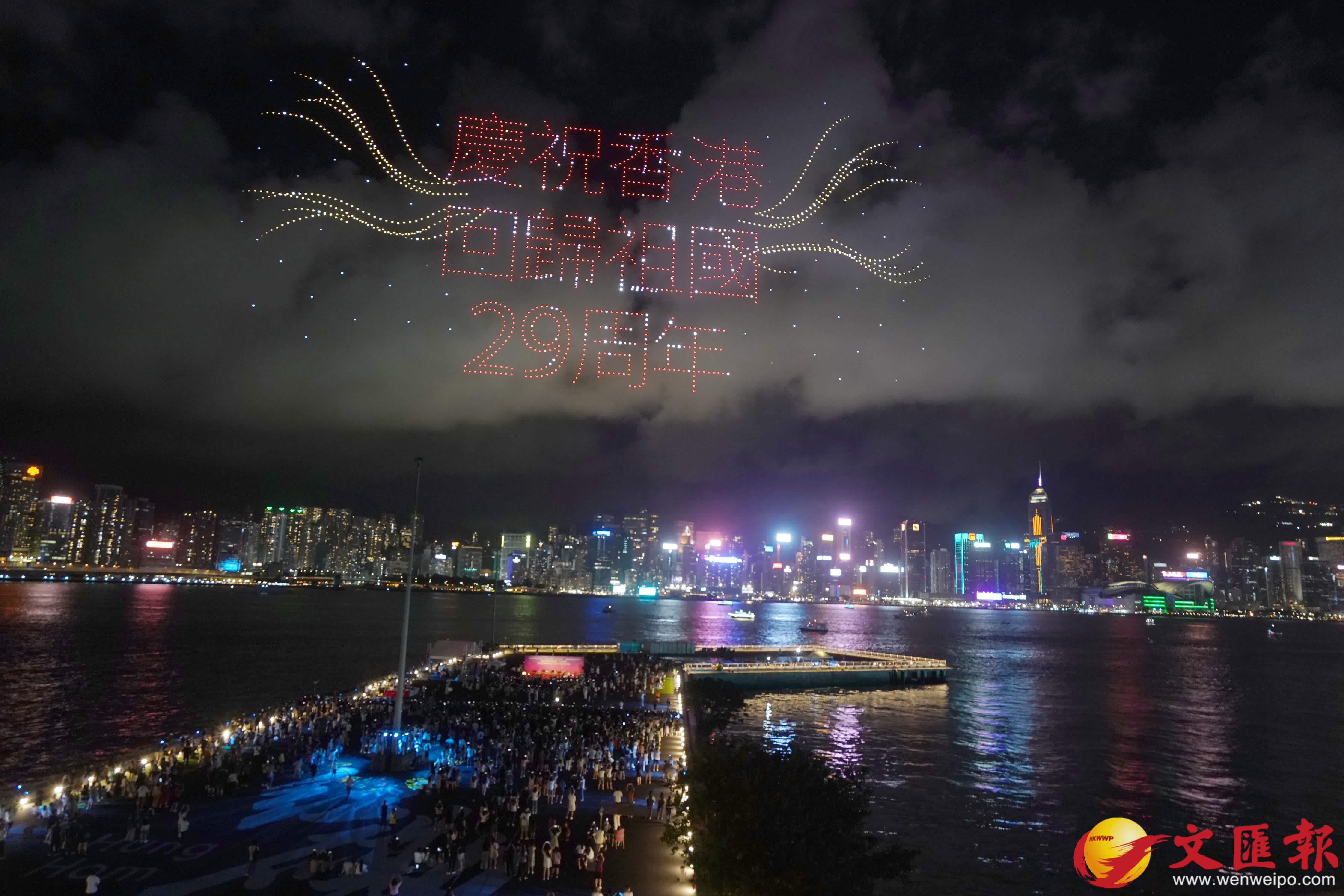 維港無人機光影表演（香港文匯報記者曾興偉 攝）
