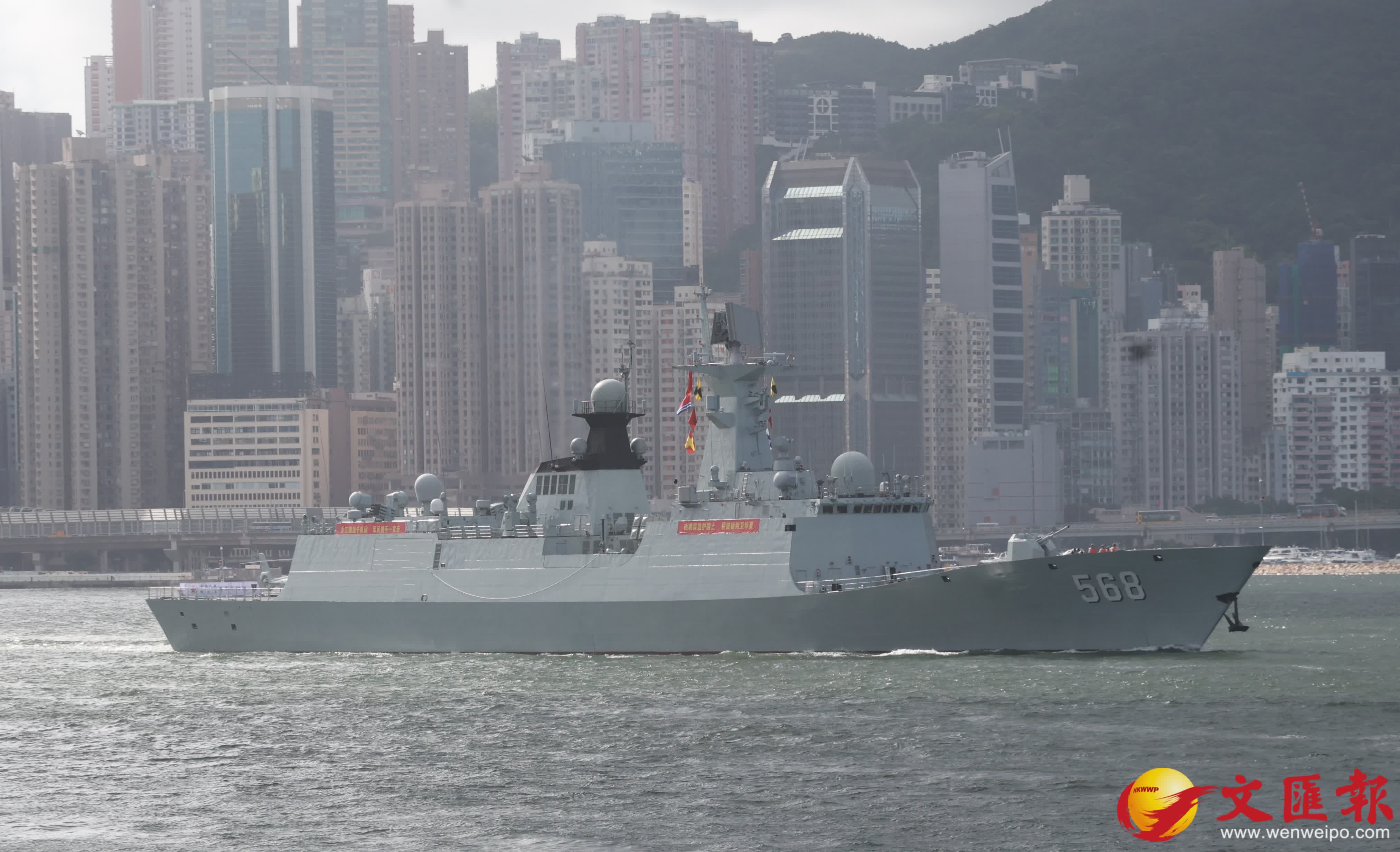 解放軍南寧艦、衡陽艦駛入維港。香港文匯報記者郭木又攝