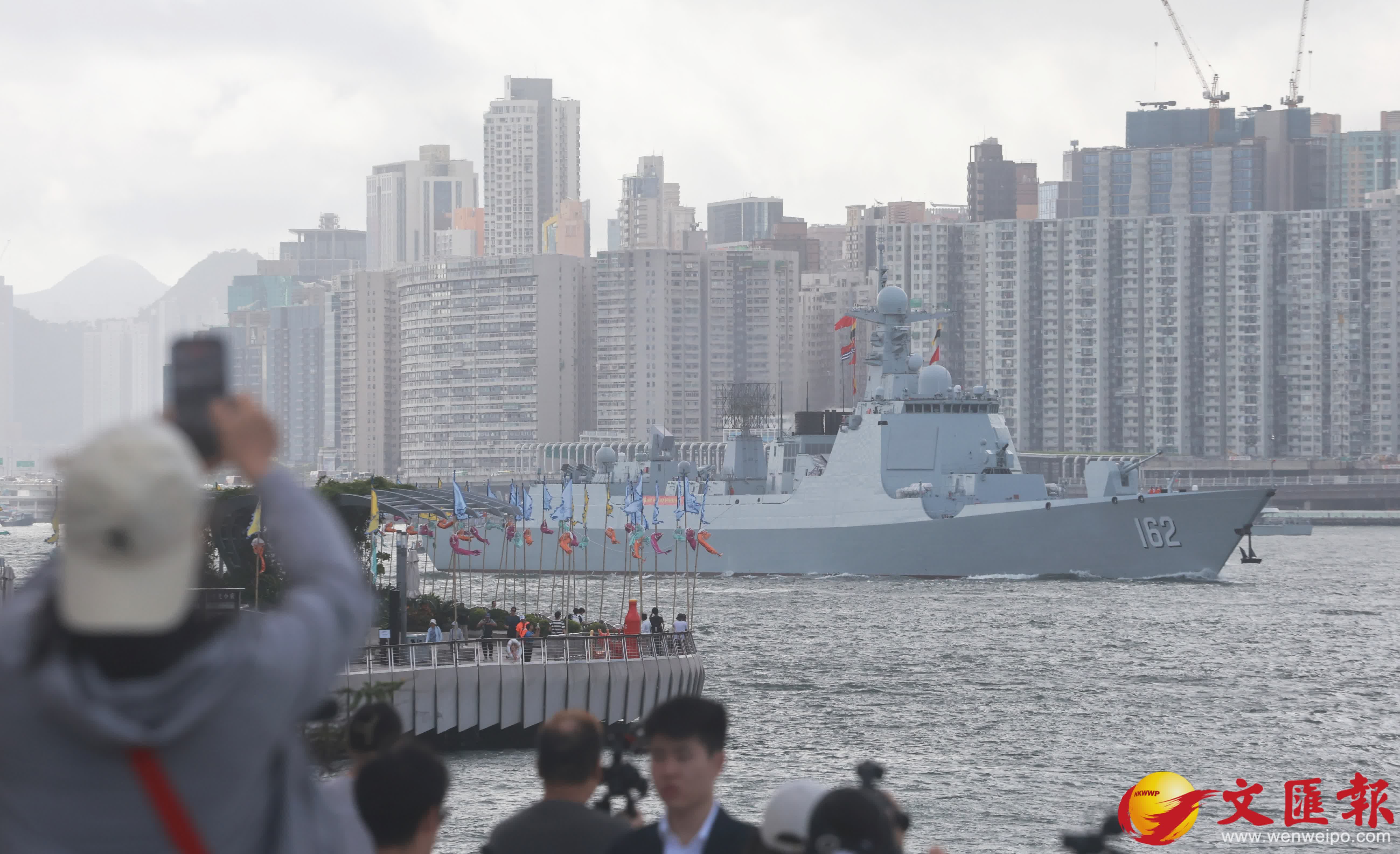 解放軍南寧艦、衡陽艦駛入維港。香港文匯報記者郭木又攝