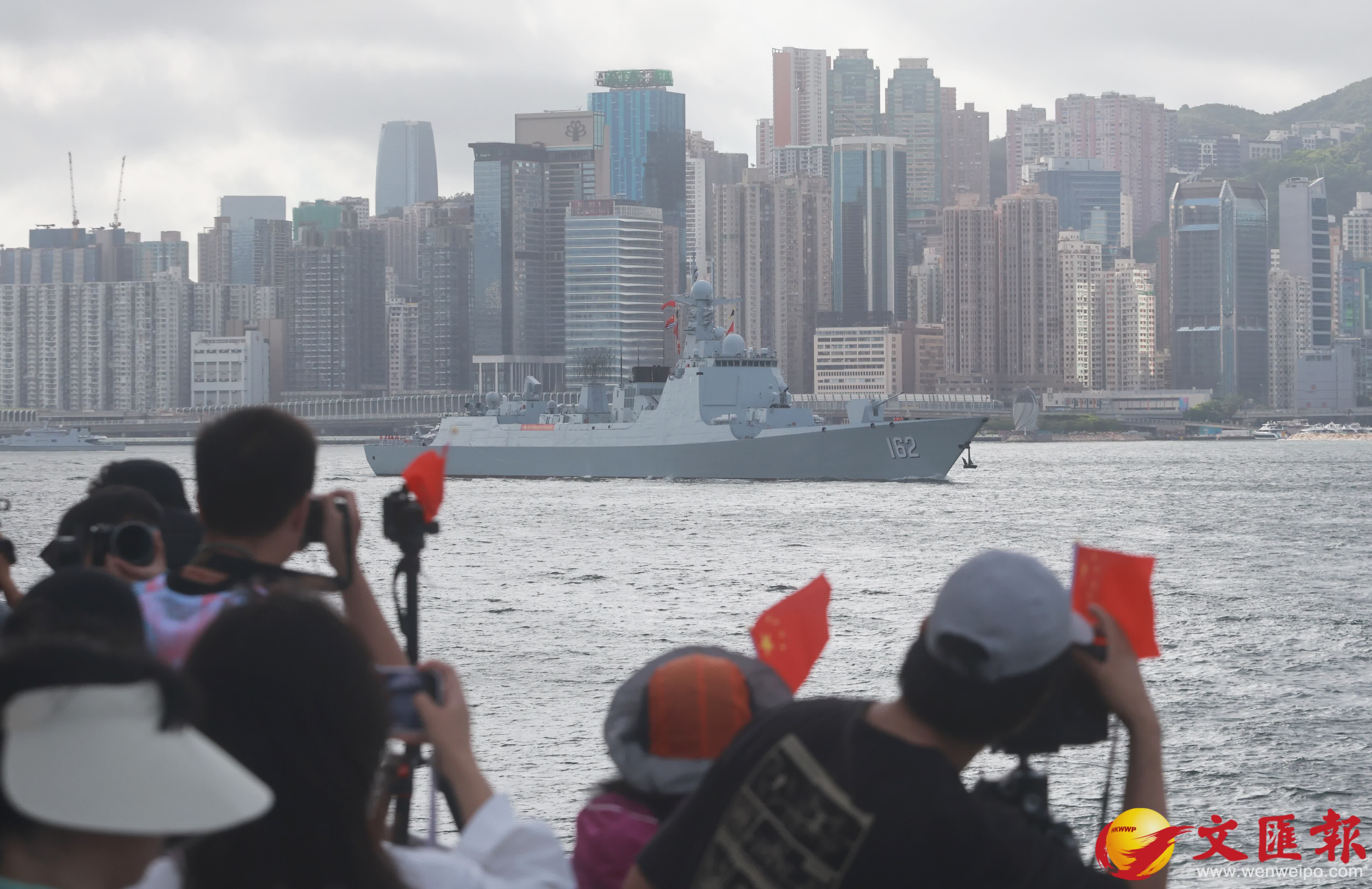 解放軍南寧艦、衡陽艦駛入維港。香港文匯報記者郭木又攝