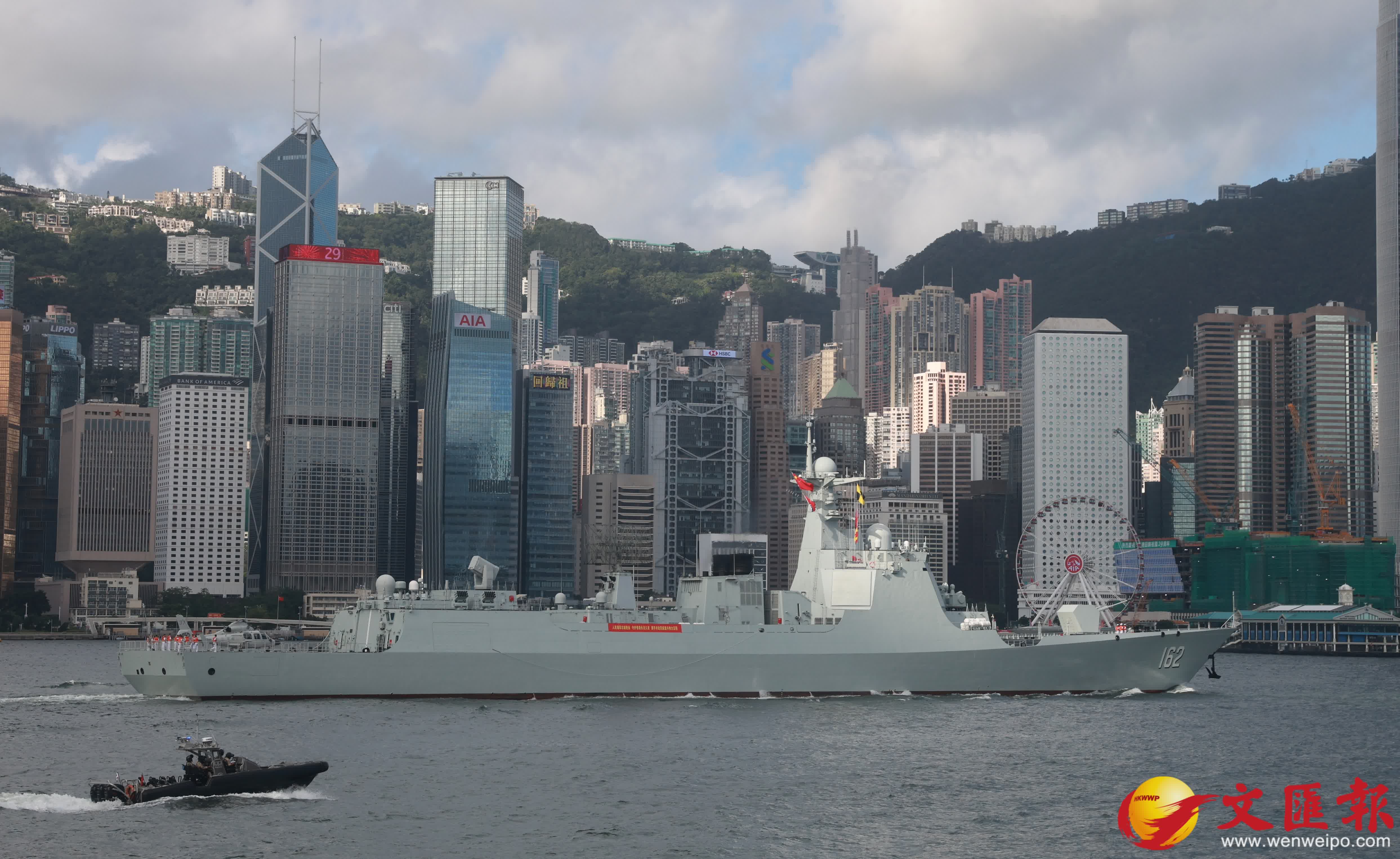 解放軍南寧艦、衡陽艦駛入維港。香港文匯報記者郭木又攝
