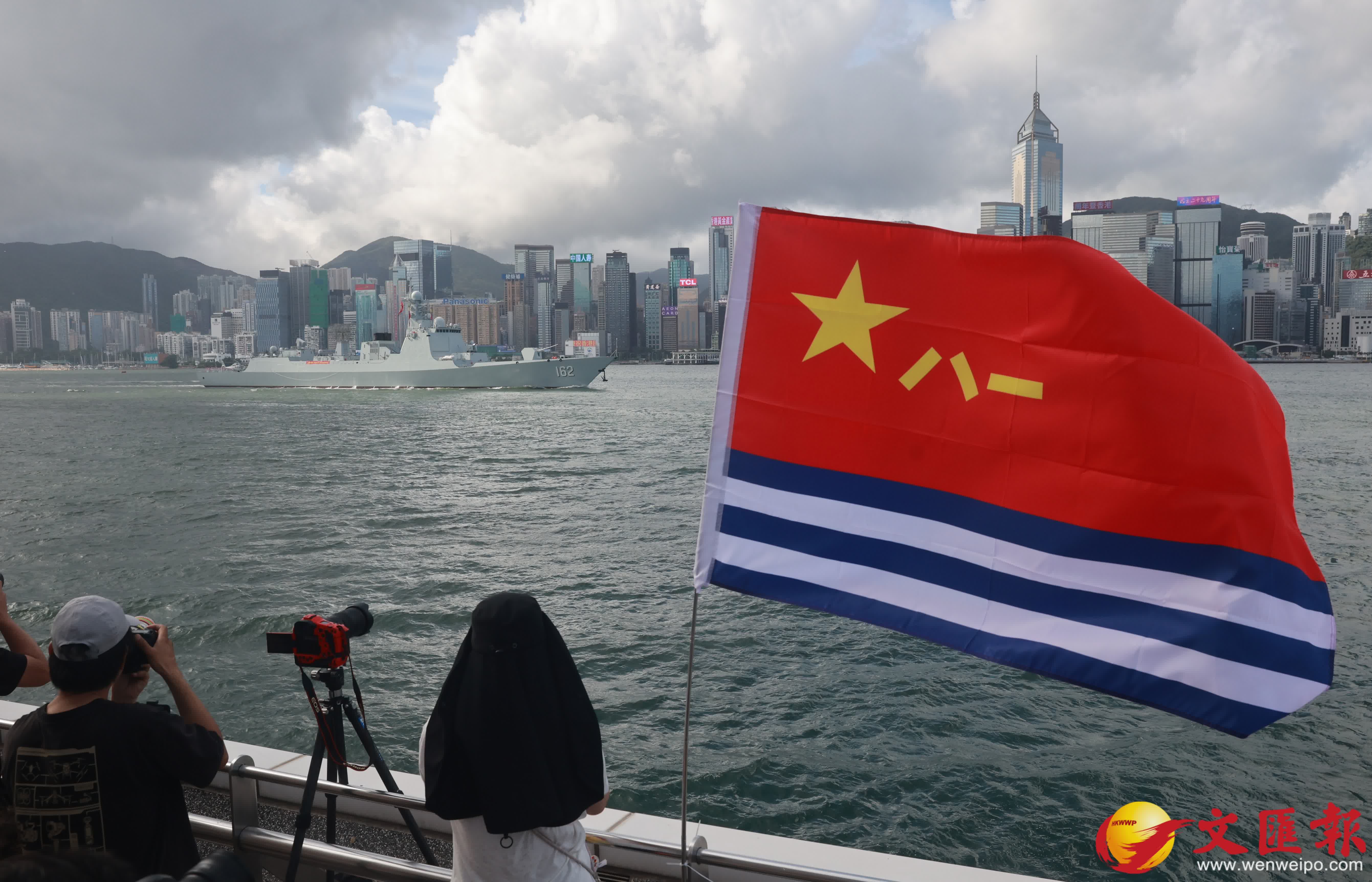 解放軍南寧艦、衡陽艦駛入維港。香港文匯報記者郭木又攝