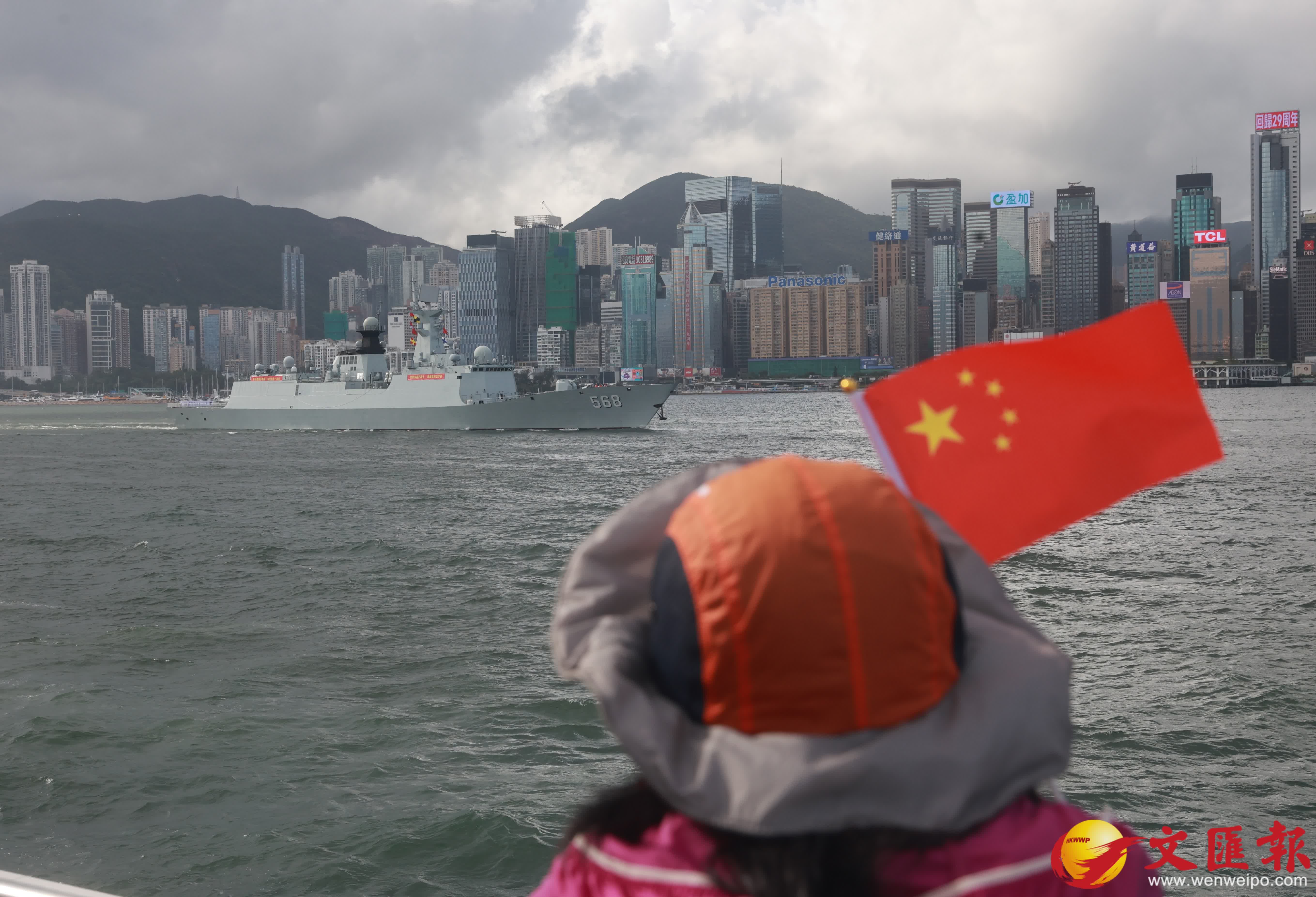 解放軍南寧艦、衡陽艦駛入維港。香港文匯報記者郭木又攝
