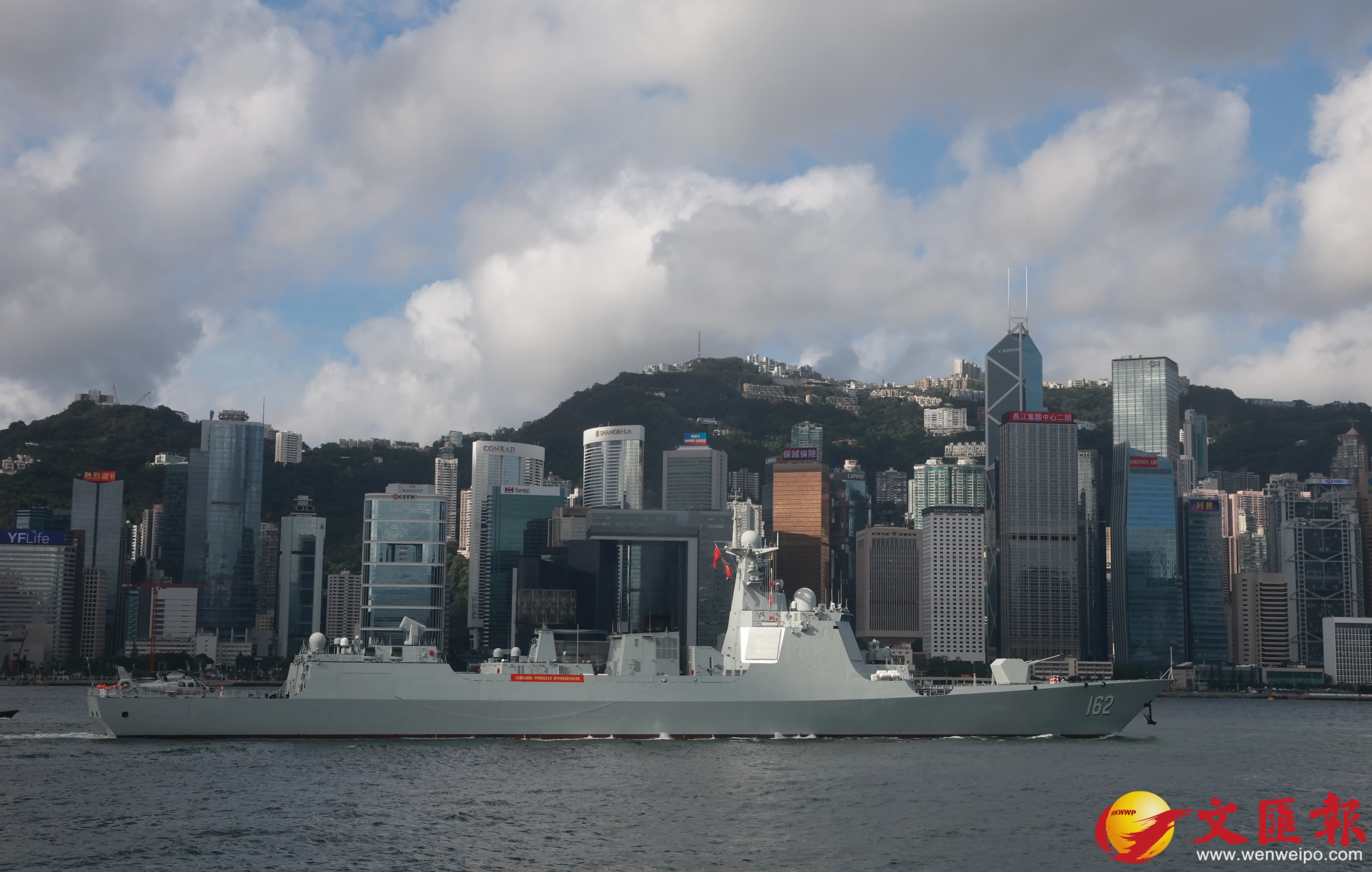 解放軍南寧艦、衡陽艦駛入維港。香港文匯報記者郭木又攝