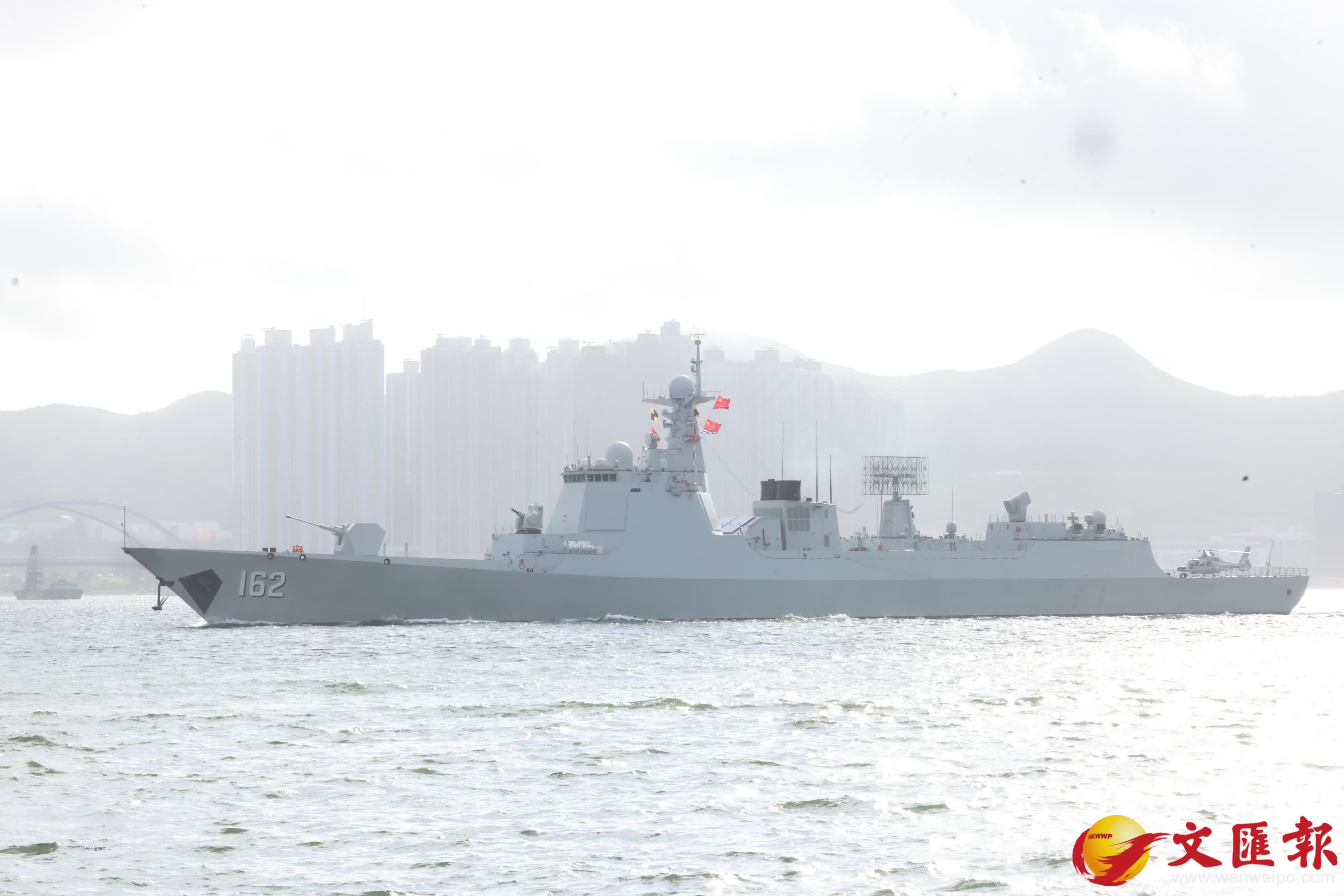 編隊由鯉魚門駛入維多利亞港，途經杏花邨。（香港文匯報記者劉友光　攝）