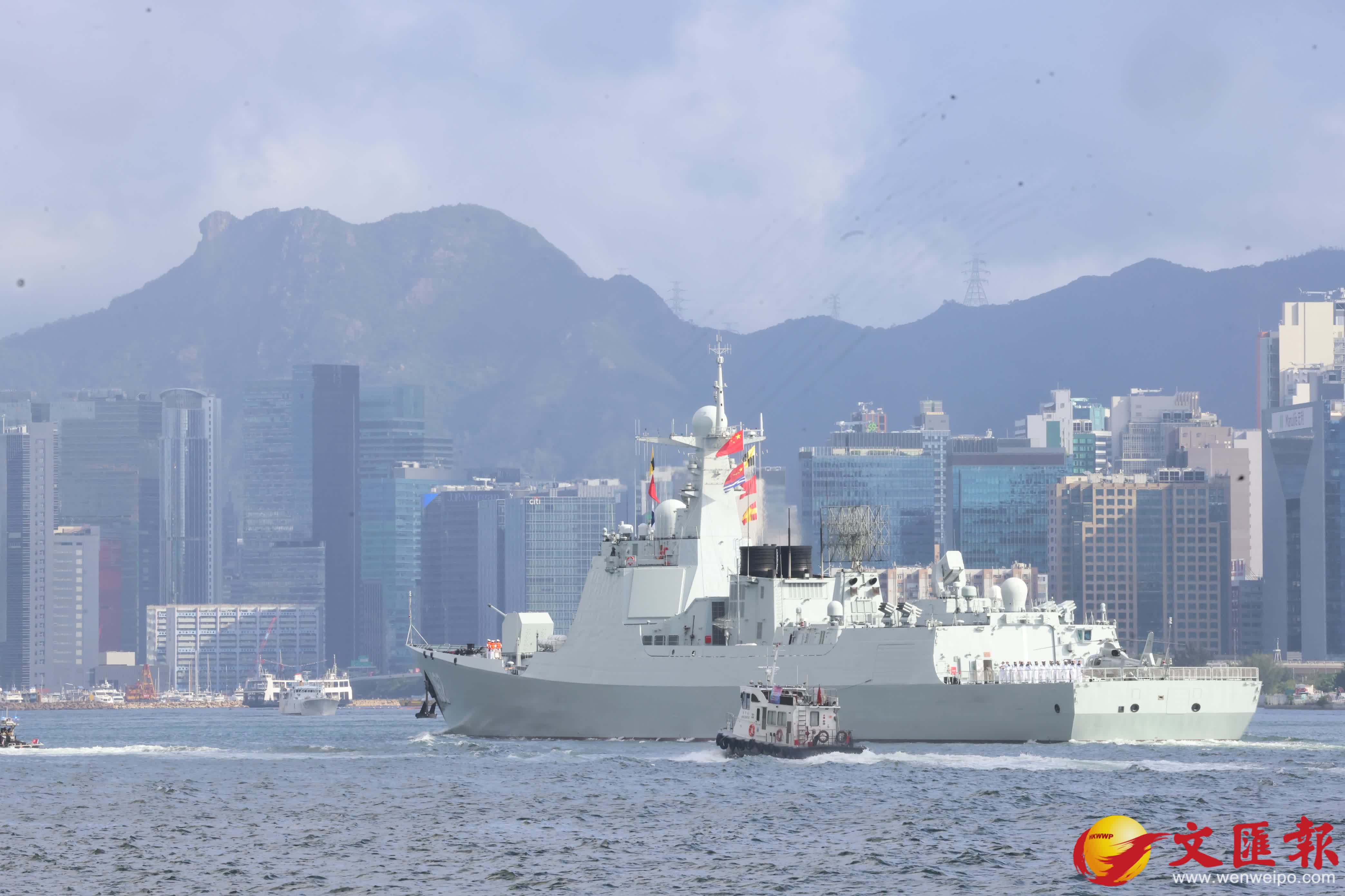 由導彈驅逐艦南寧艦（舷號162）、導彈護衛艦衡陽艦（舷號568）組成的編隊由鯉魚門駛入維多利亞港，途經杏花邨。（香港文匯報記者劉友光　攝）