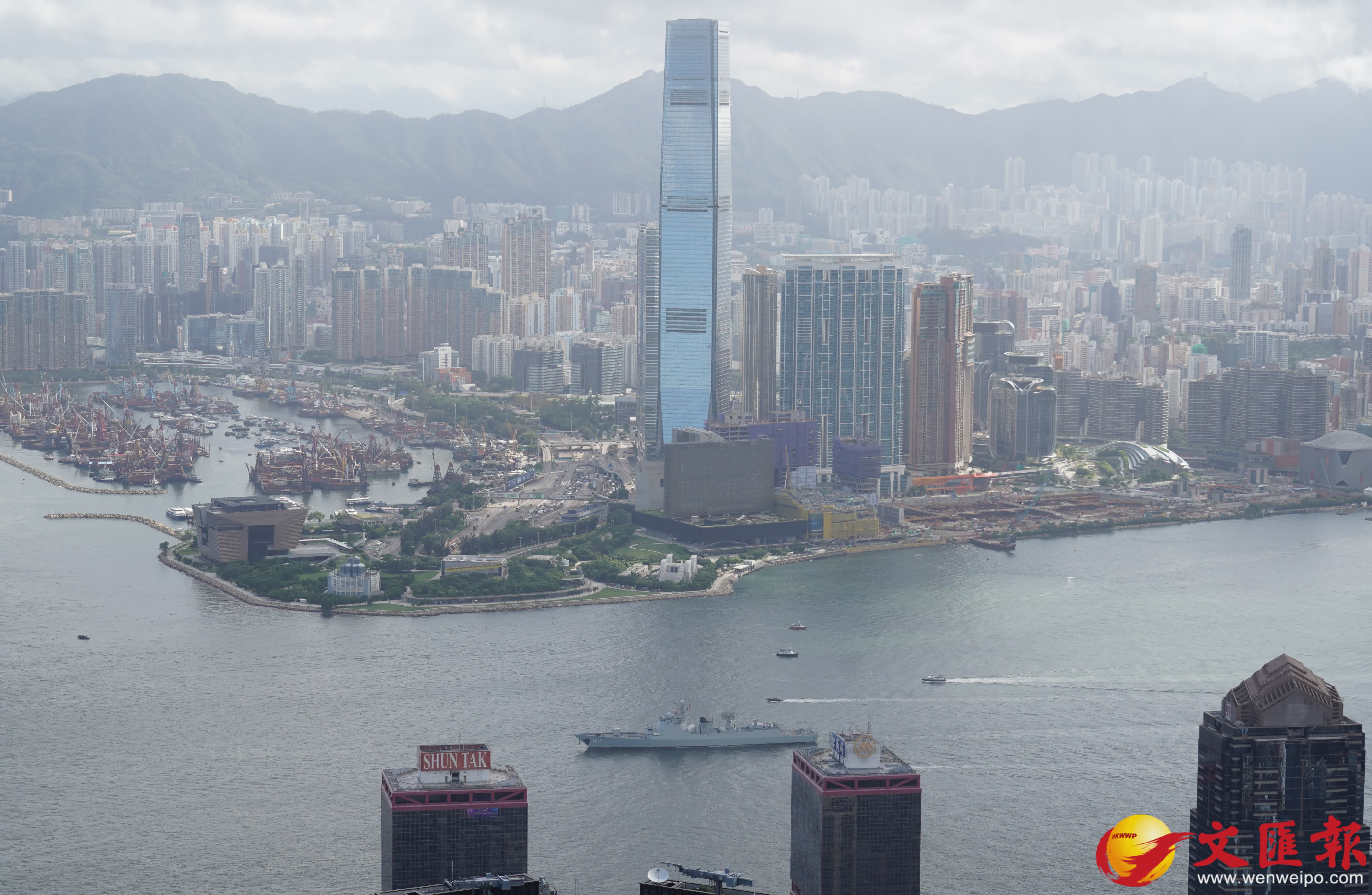 南寧艦及衡陽艦編隊抵港。香港文匯報記者曾興偉攝