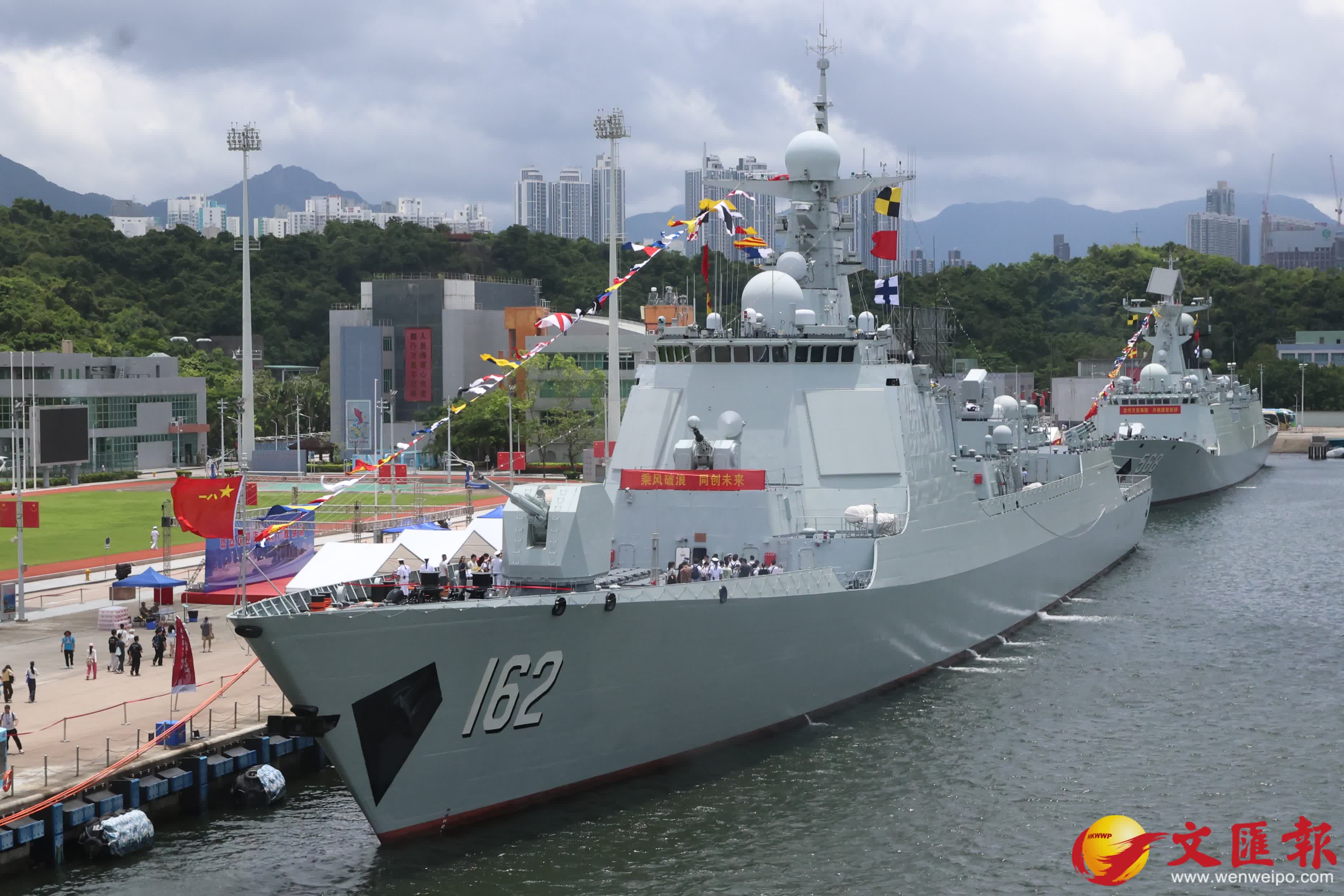南寧艦、衡陽艦抵港，市民零距離登艦打卡。（香港文匯報記者萬霜靈攝）