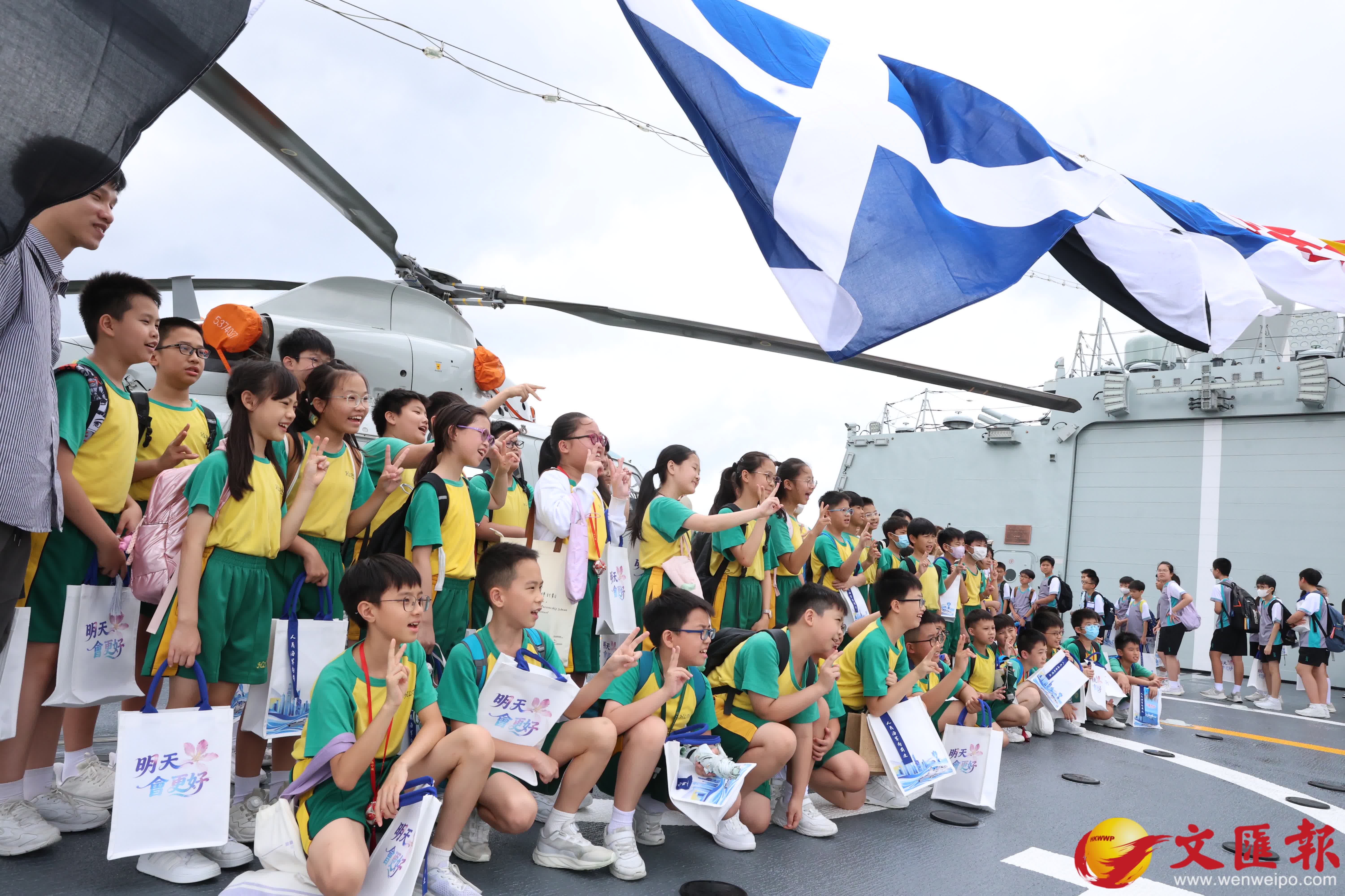 南寧艦、衡陽艦抵港，市民零距離登艦打卡。（香港文匯報記者萬霜靈攝）