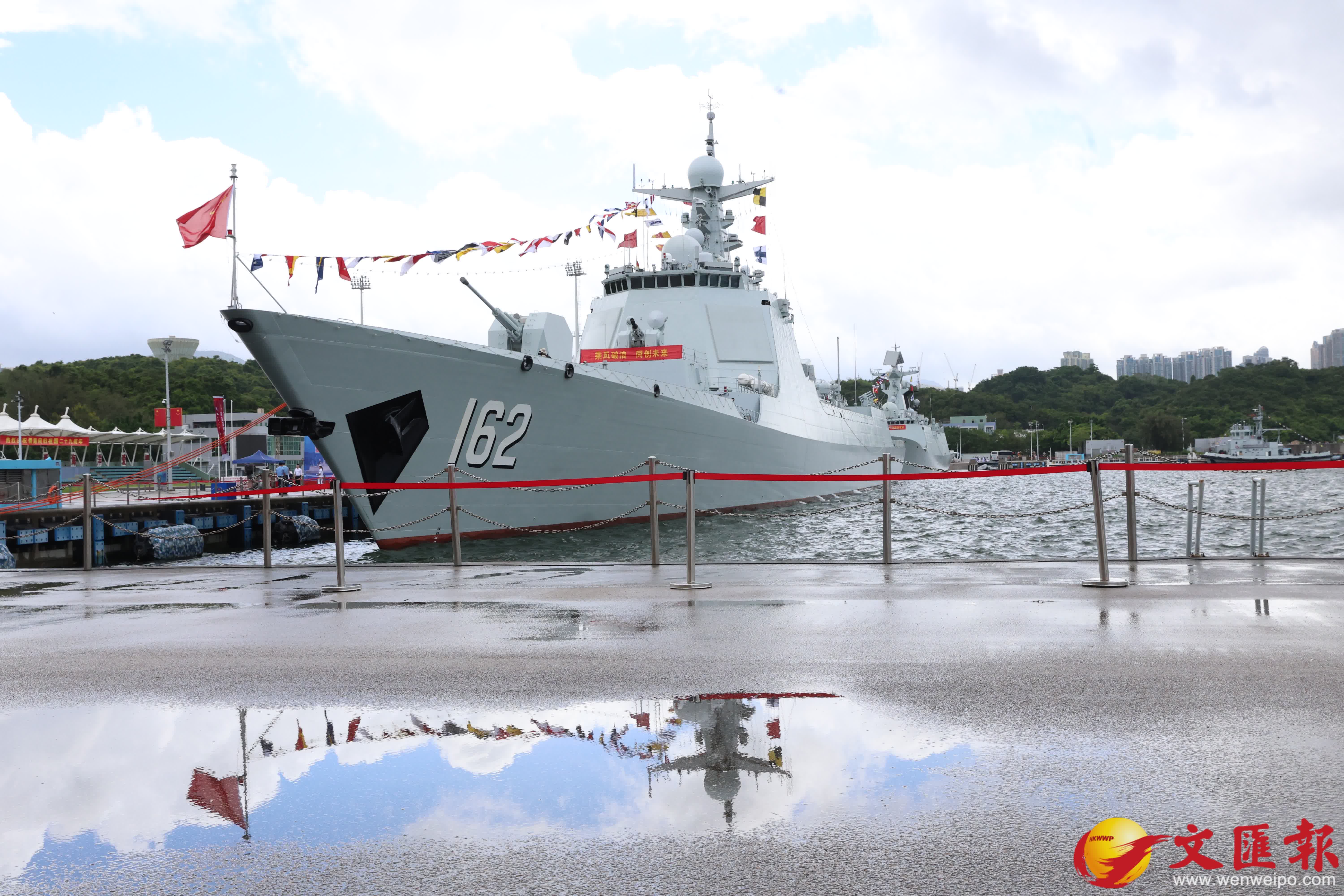 南寧艦、衡陽艦抵港，市民零距離登艦打卡。（香港文匯報記者萬霜靈攝）