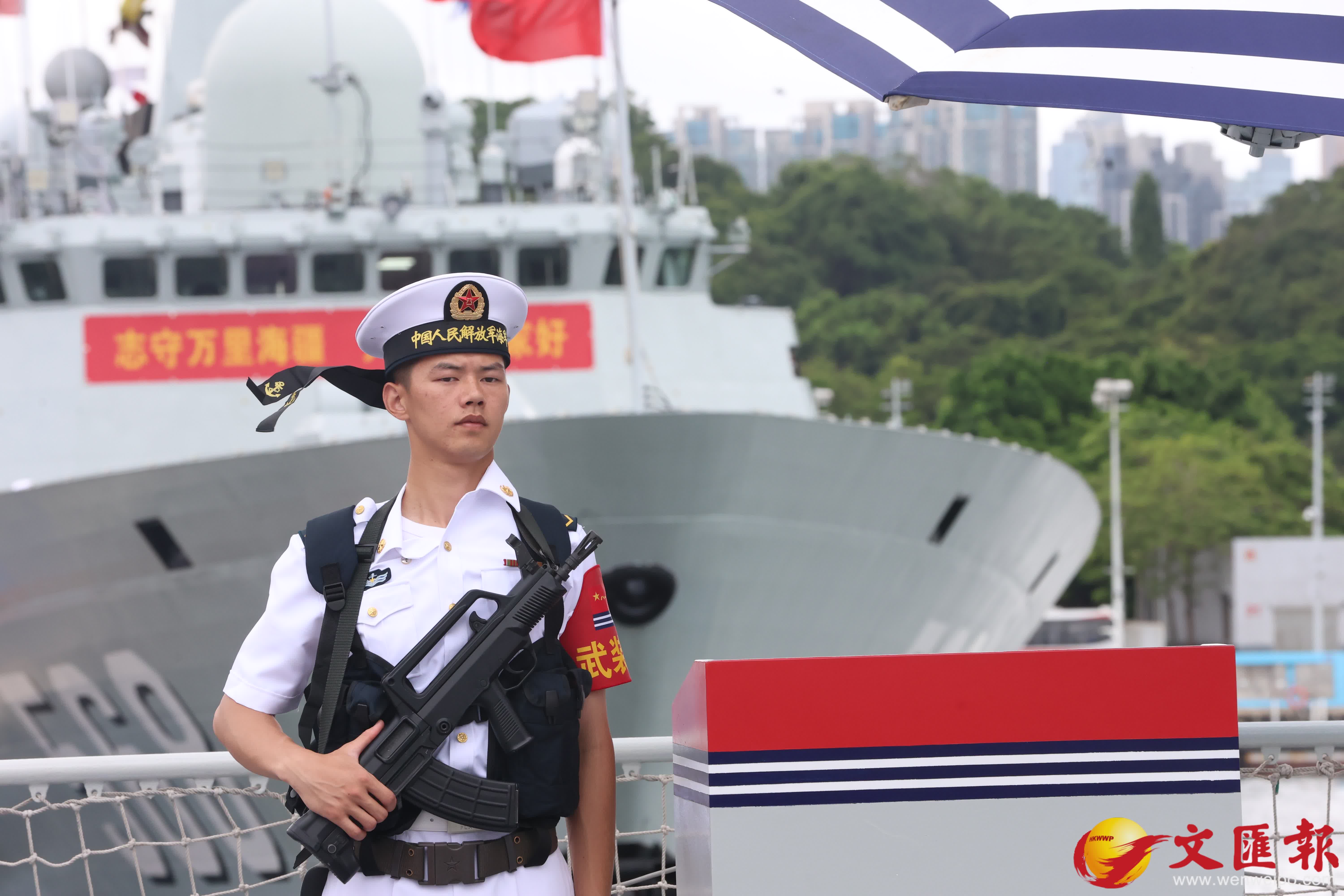南寧艦、衡陽艦抵港，市民零距離登艦打卡。（香港文匯報記者萬霜靈攝）
