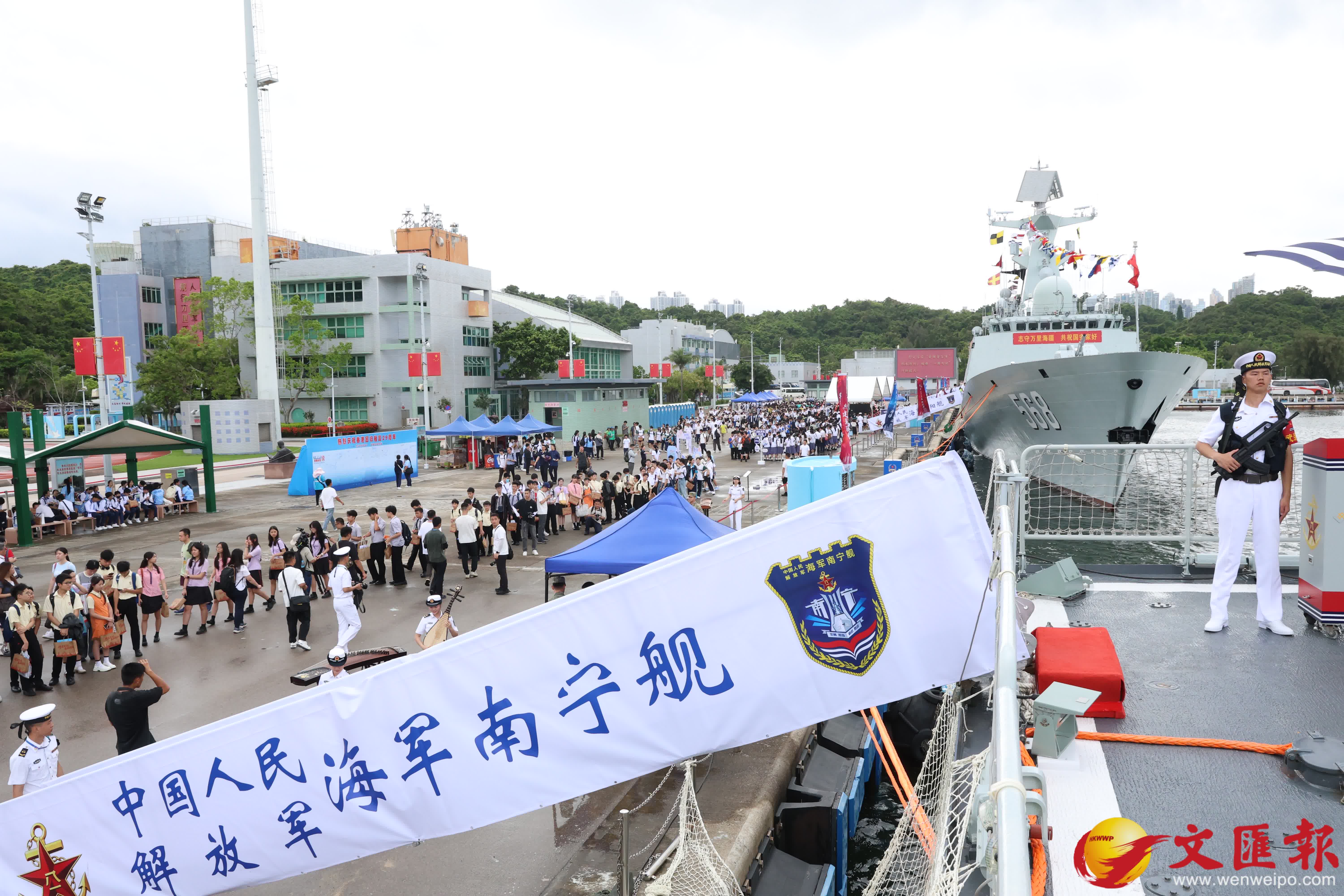南寧艦、衡陽艦抵港，市民零距離登艦打卡。（香港文匯報記者萬霜靈攝）