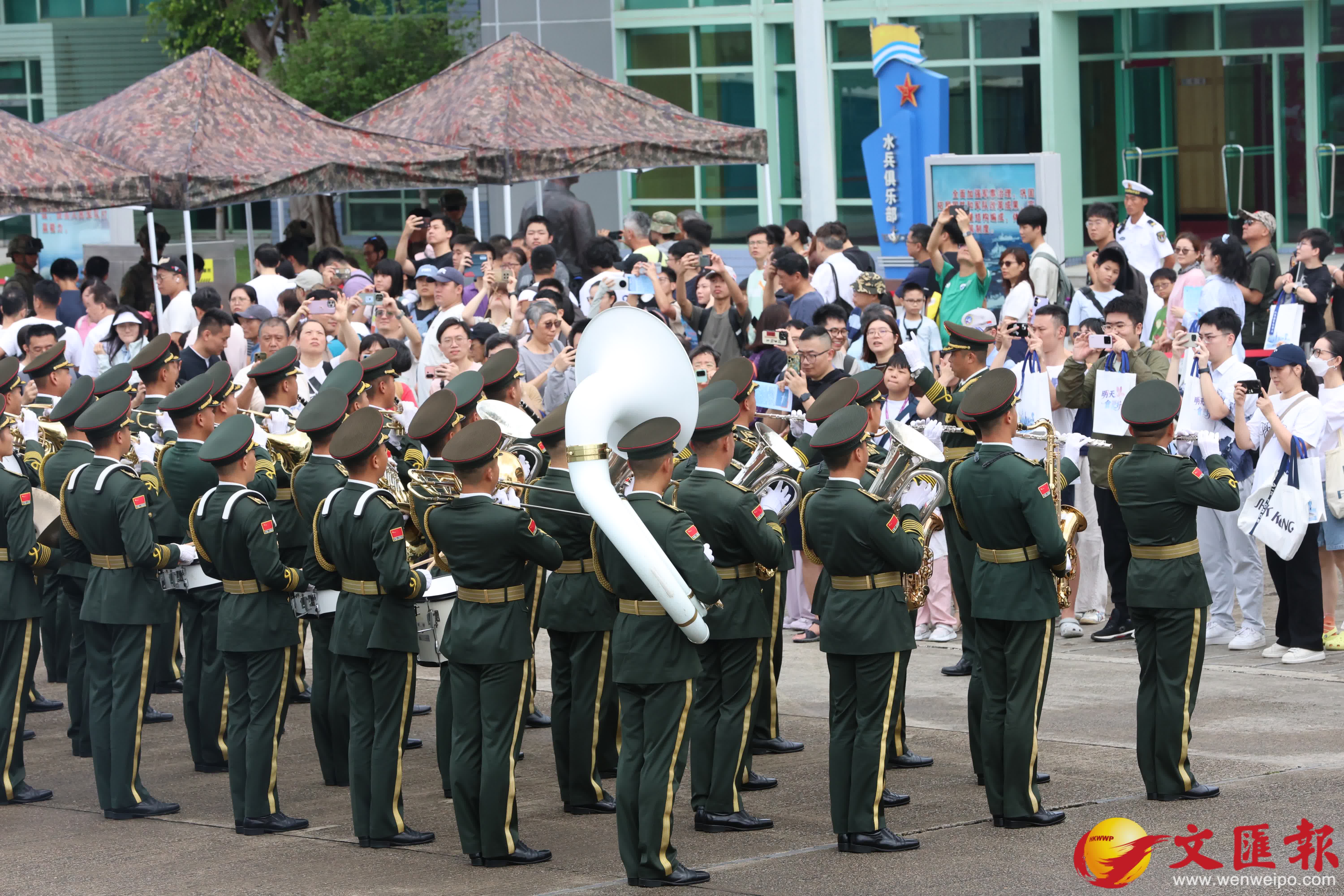 海軍艦艇編隊抵昂船洲首日公眾入場。（香港文匯報記者萬霜靈 攝）