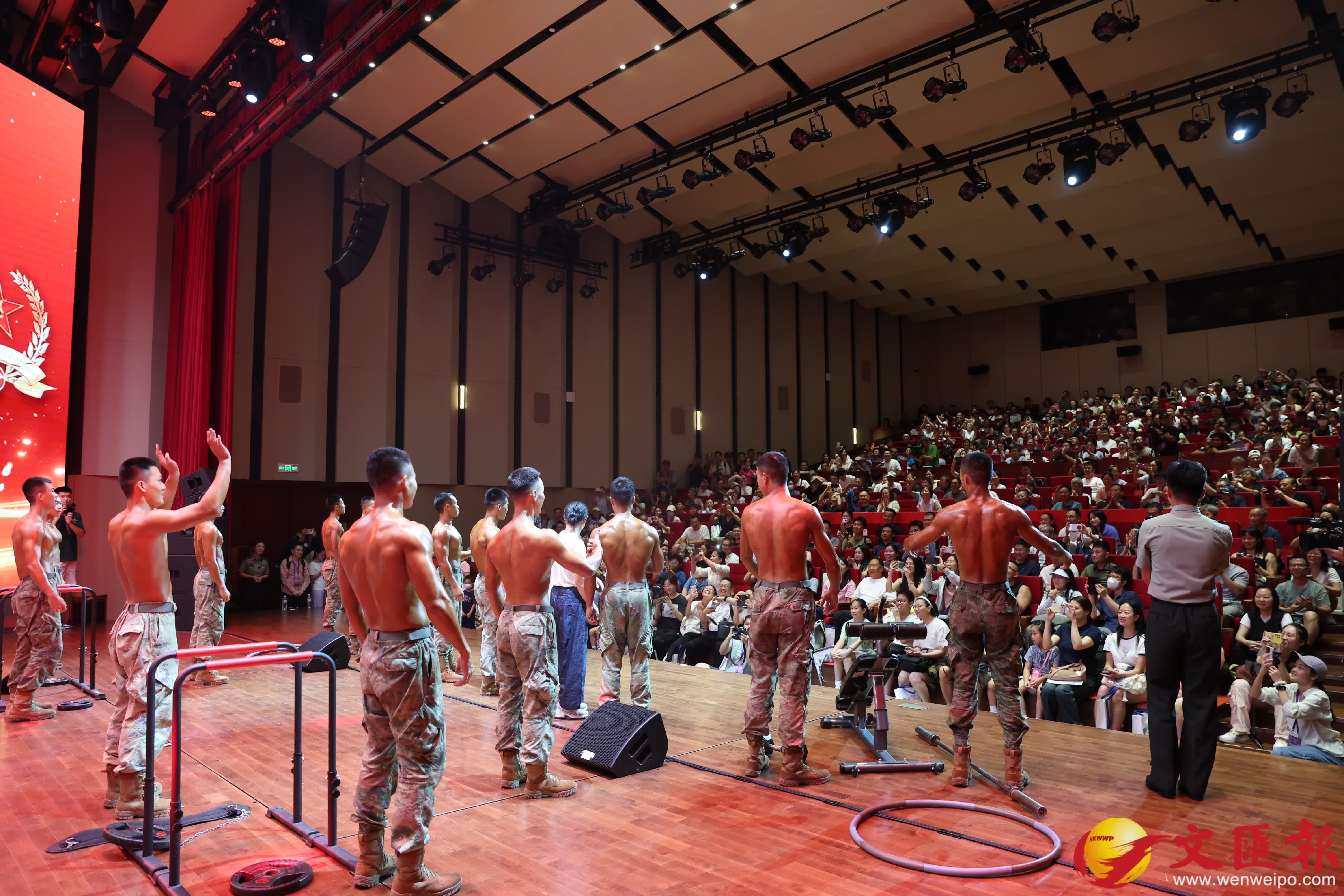 海軍艦艇編隊抵昂船洲首日公眾入場。（香港文匯報記者萬霜靈 攝）