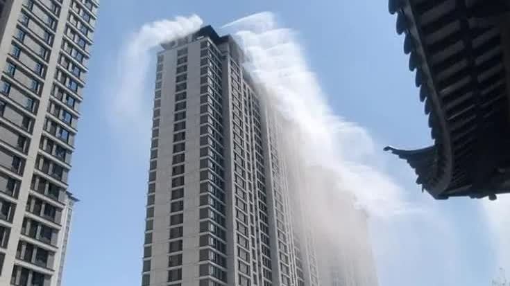 山西運城「屋頂雨」降溫走紅海外　外交部發言人點讚「中國式降溫智慧」