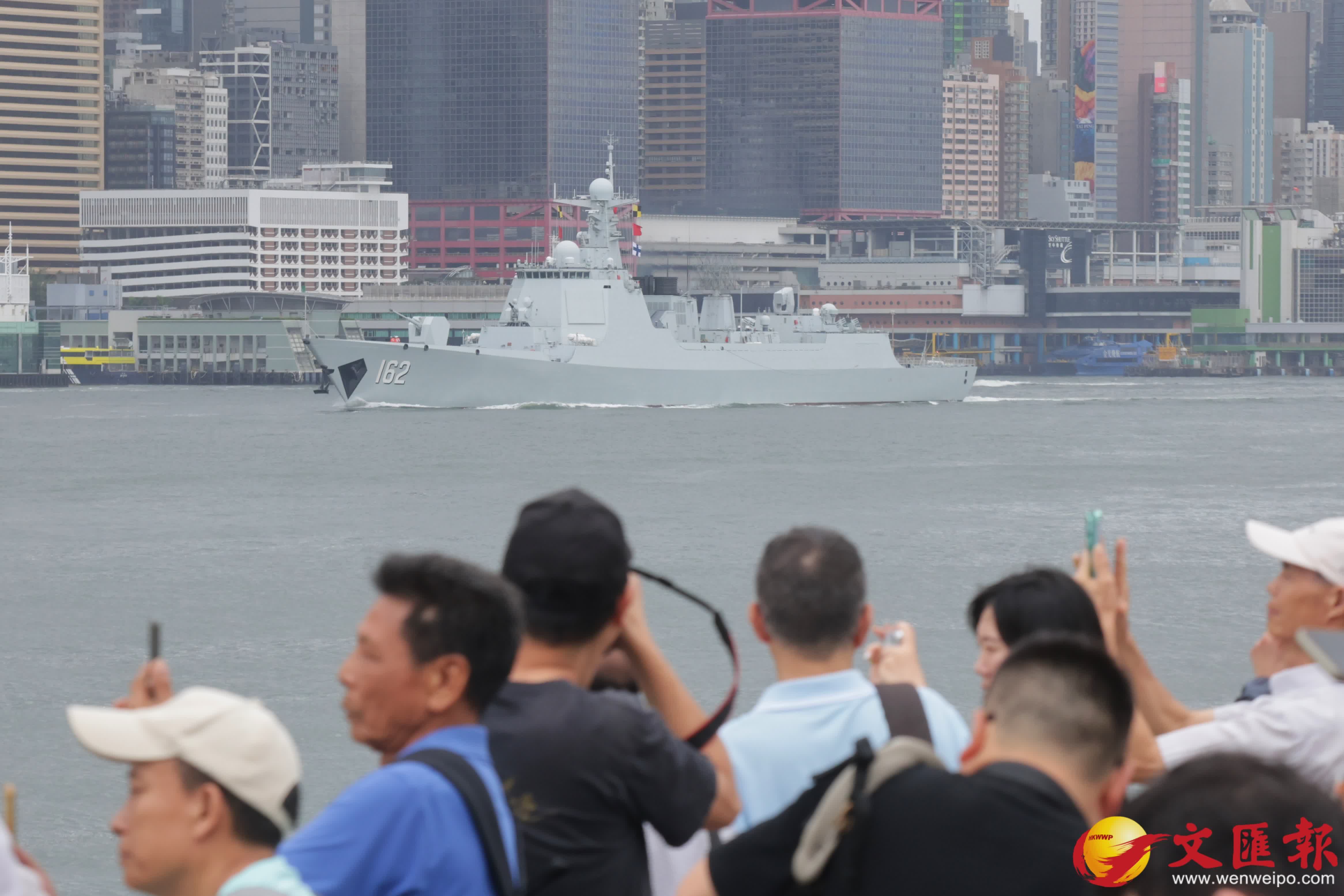 尖沙咀海濱大批市民歡送南寧艦衡陽艦離港。（香港文匯報記者北山彥 攝）