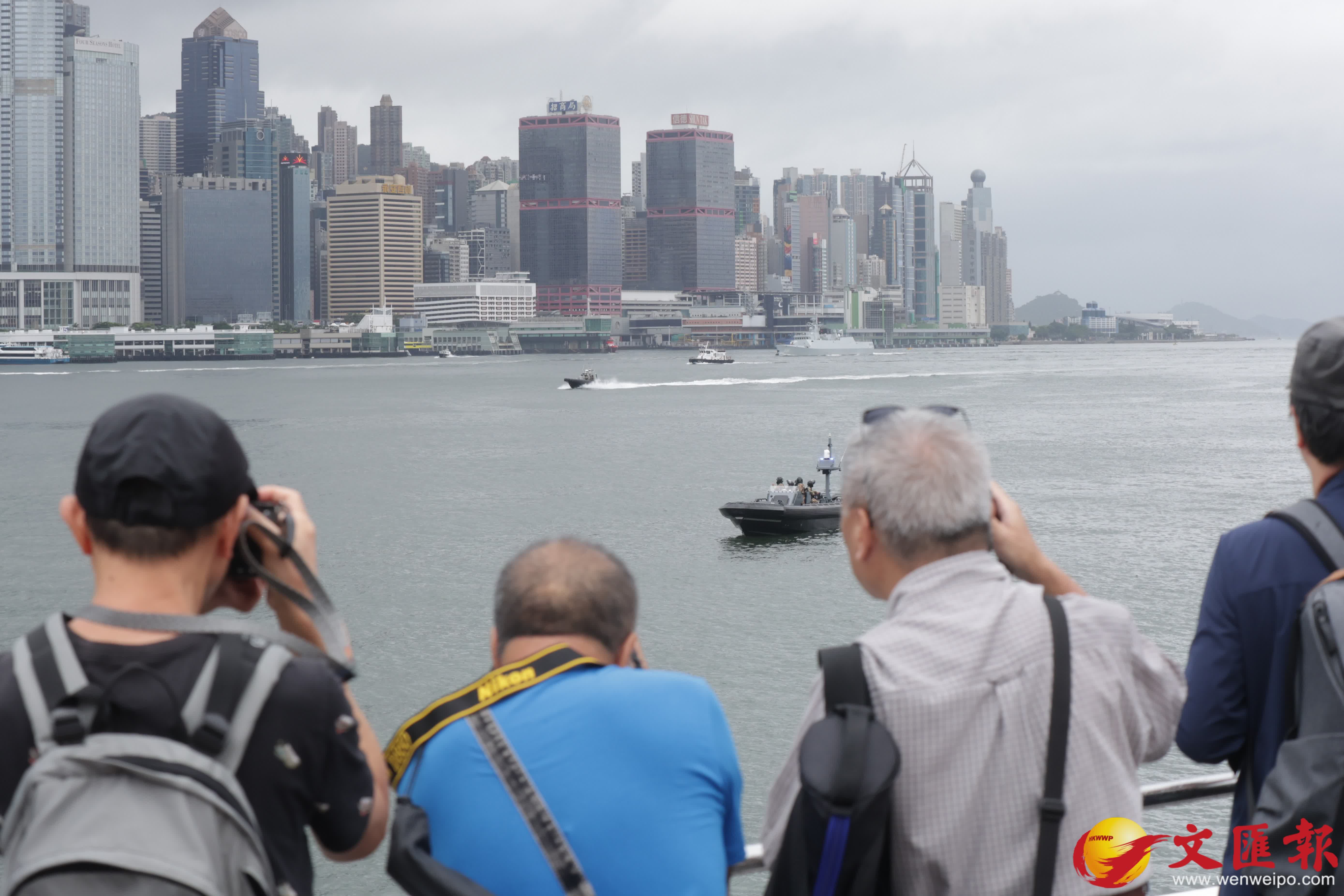 尖沙咀海濱大批市民歡送南寧艦衡陽艦離港。（香港文匯報記者北山彥 攝）