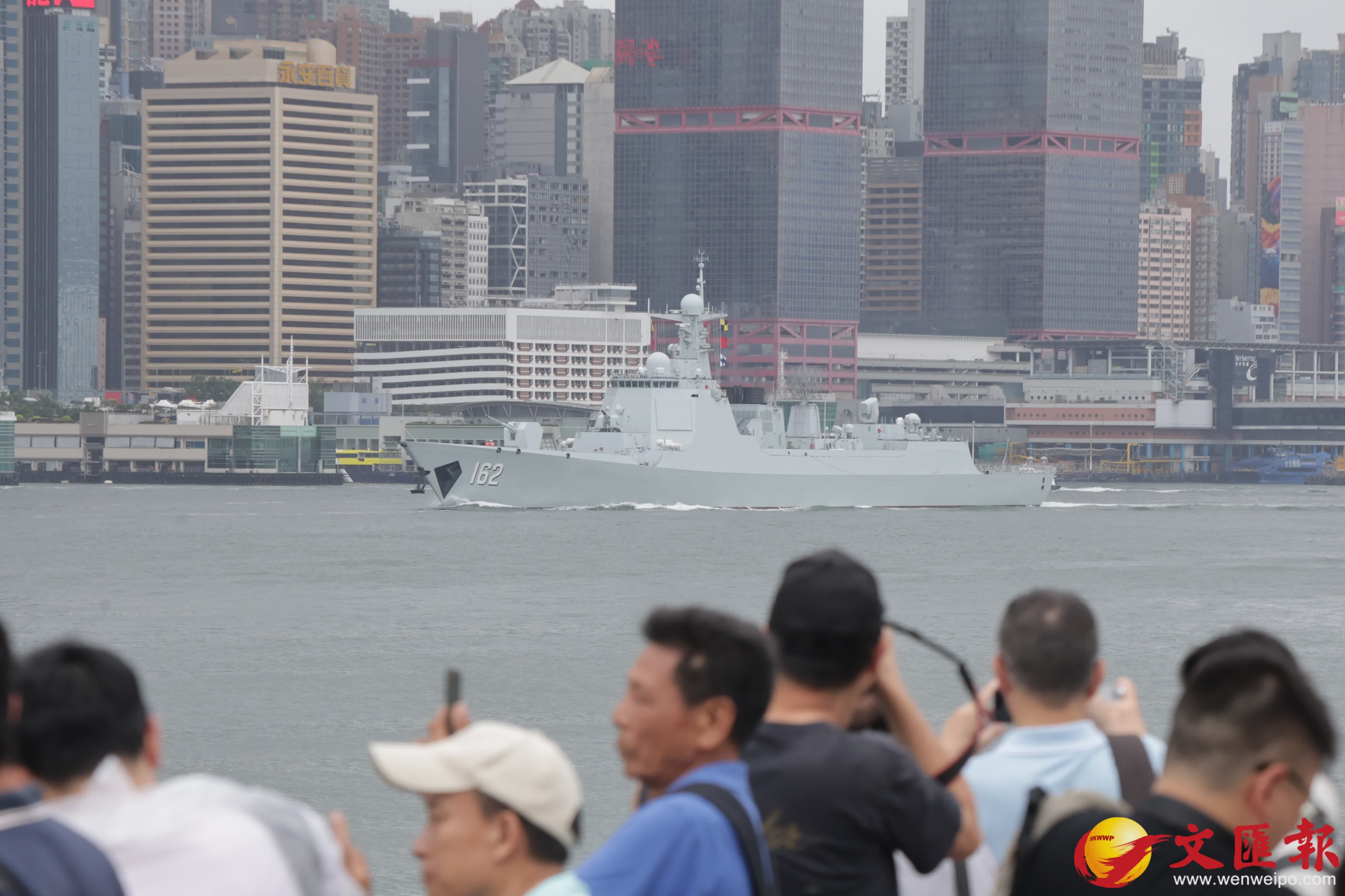 尖沙咀海濱大批市民歡送南寧艦衡陽艦離港。（香港文匯報記者北山彥 攝）