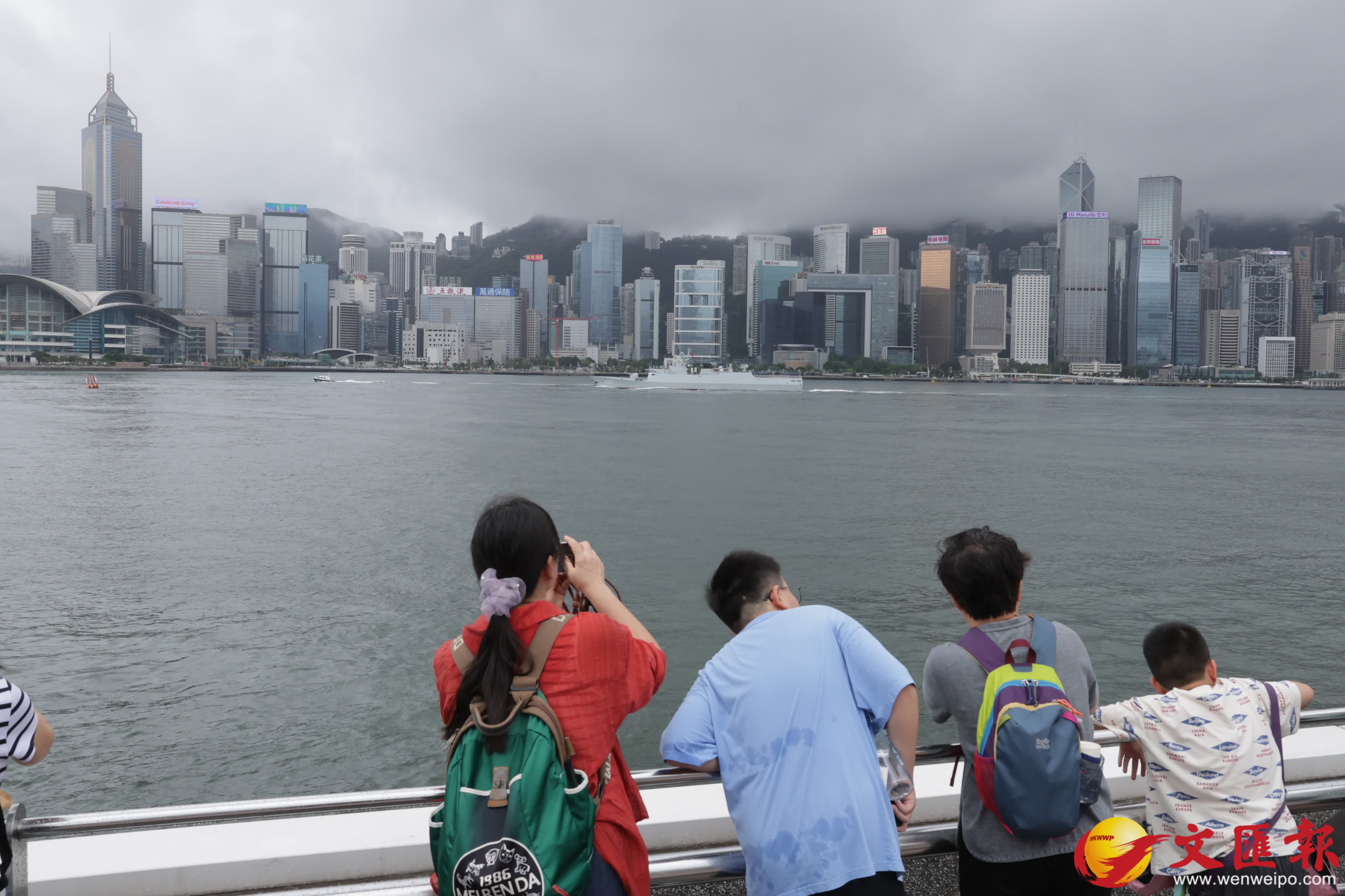 尖沙咀海濱大批市民歡送南寧艦衡陽艦離港。（香港文匯報記者北山彥 攝）