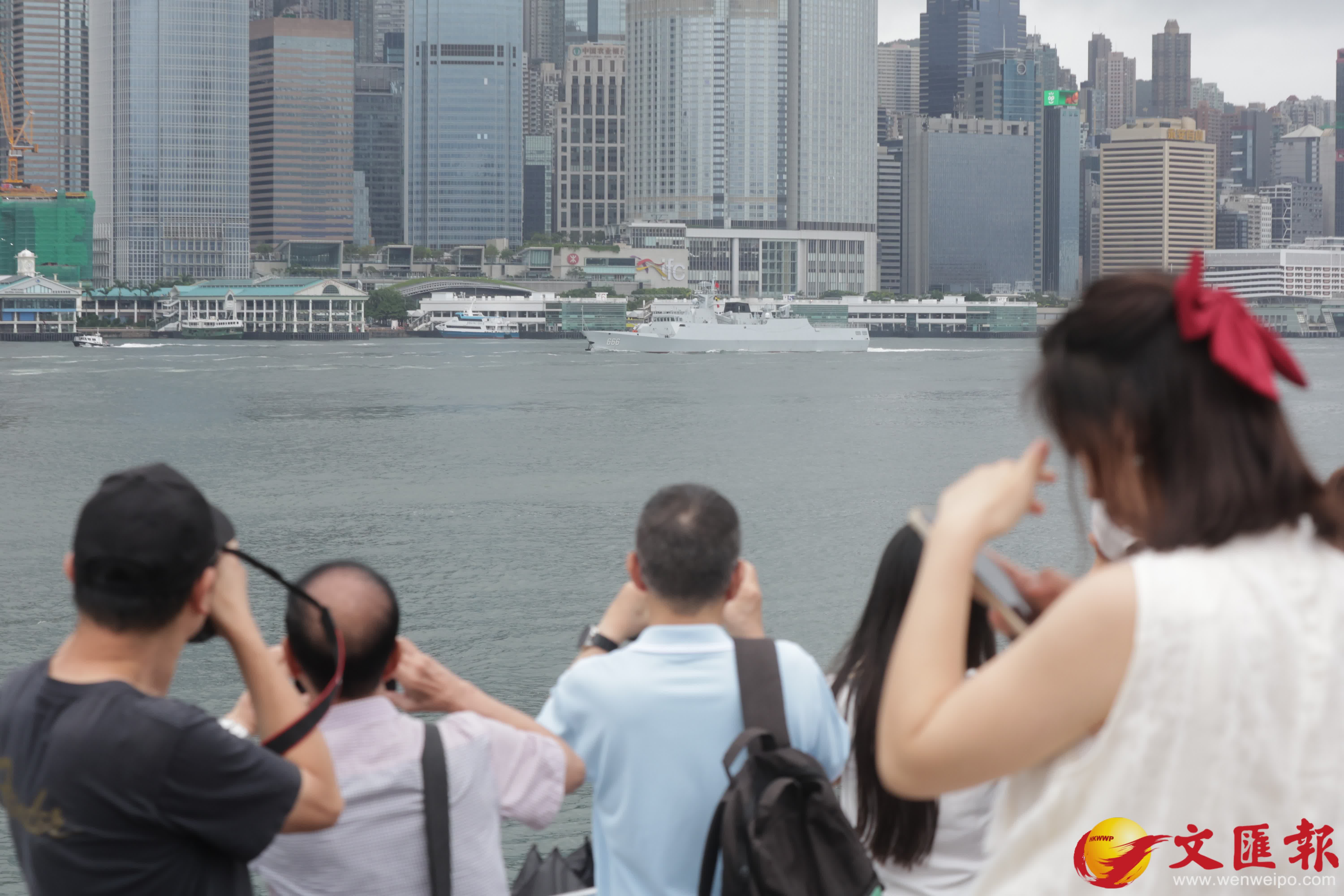 尖沙咀海濱大批市民歡送南寧艦衡陽艦離港。（香港文匯報記者北山彥 攝）