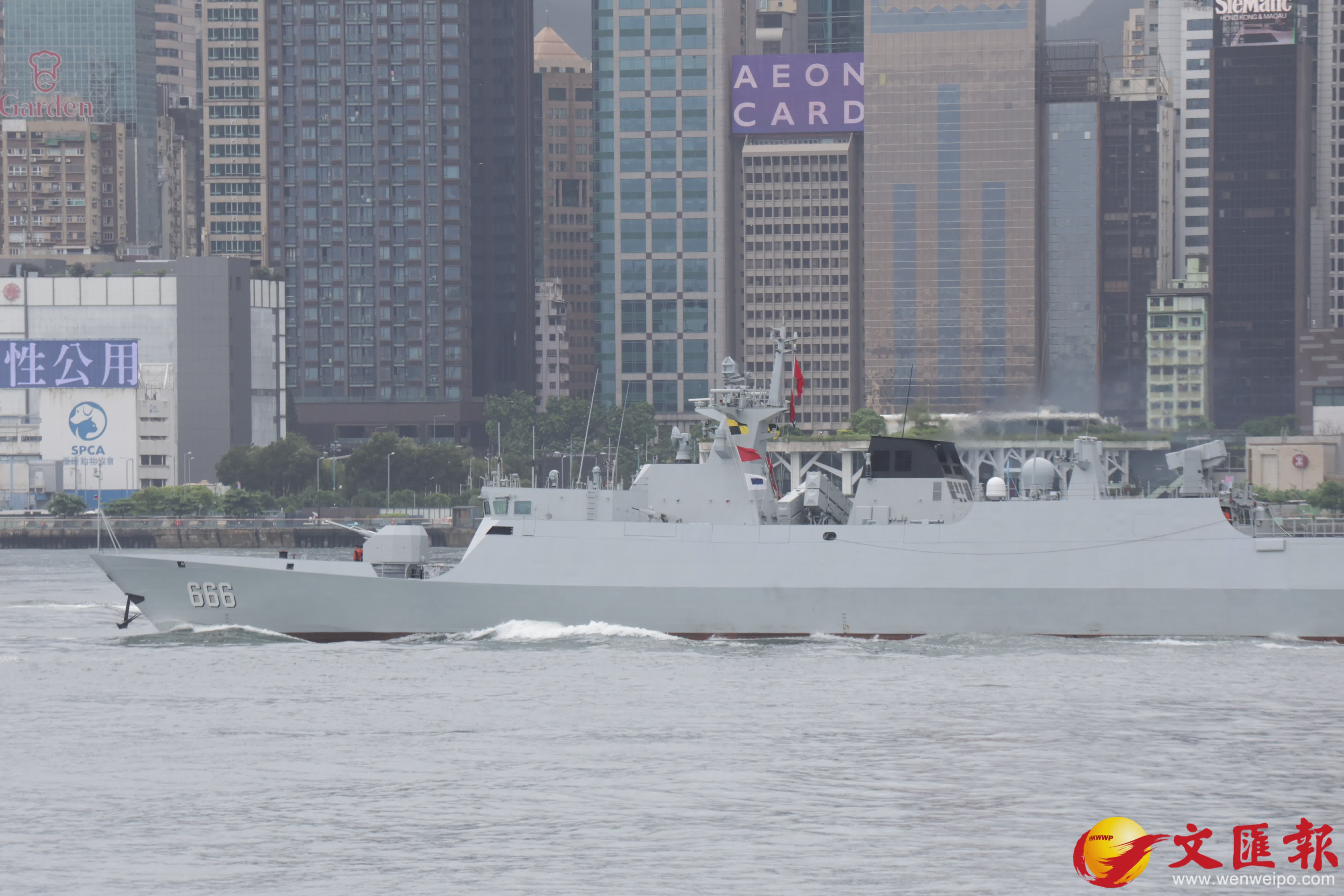 尖沙咀海濱大批市民歡送南寧艦衡陽艦離港。（香港文匯報記者北山彥 攝）