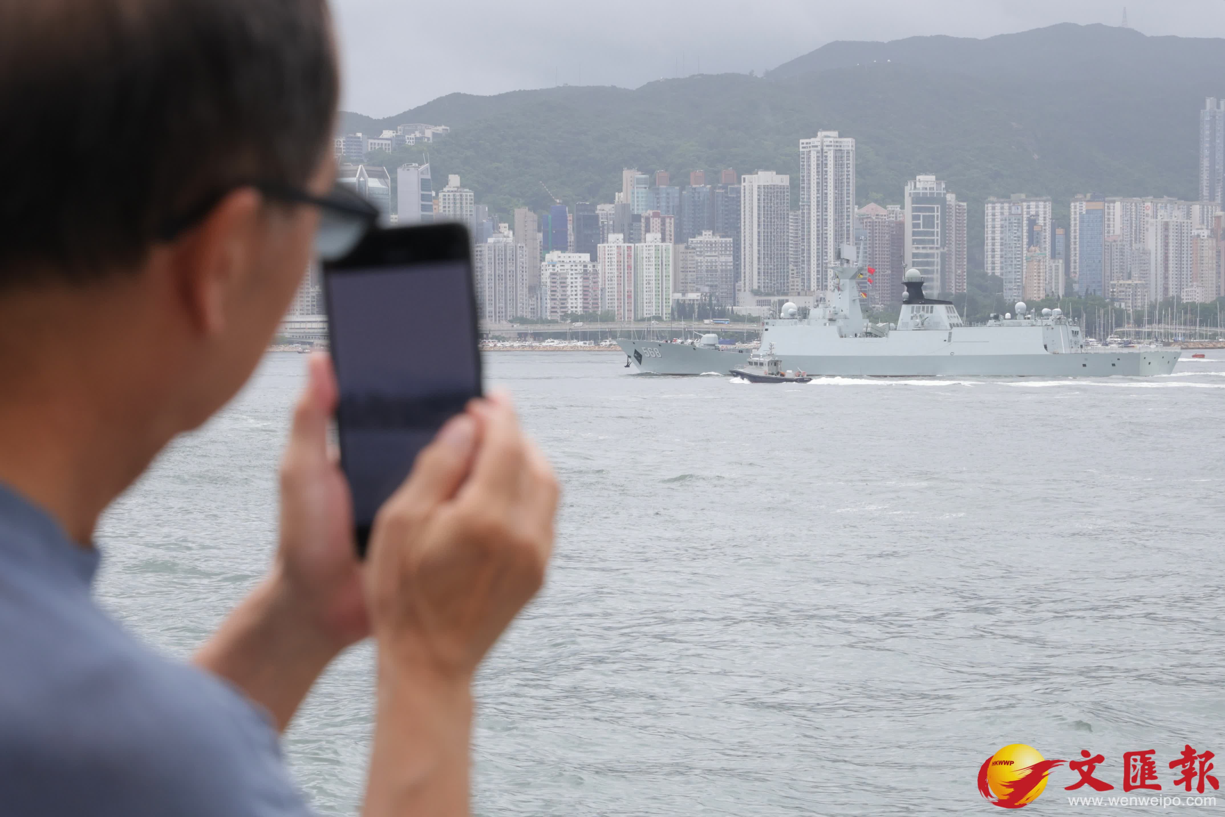 尖沙咀海濱大批市民歡送南寧艦衡陽艦離港。（香港文匯報記者北山彥 攝）