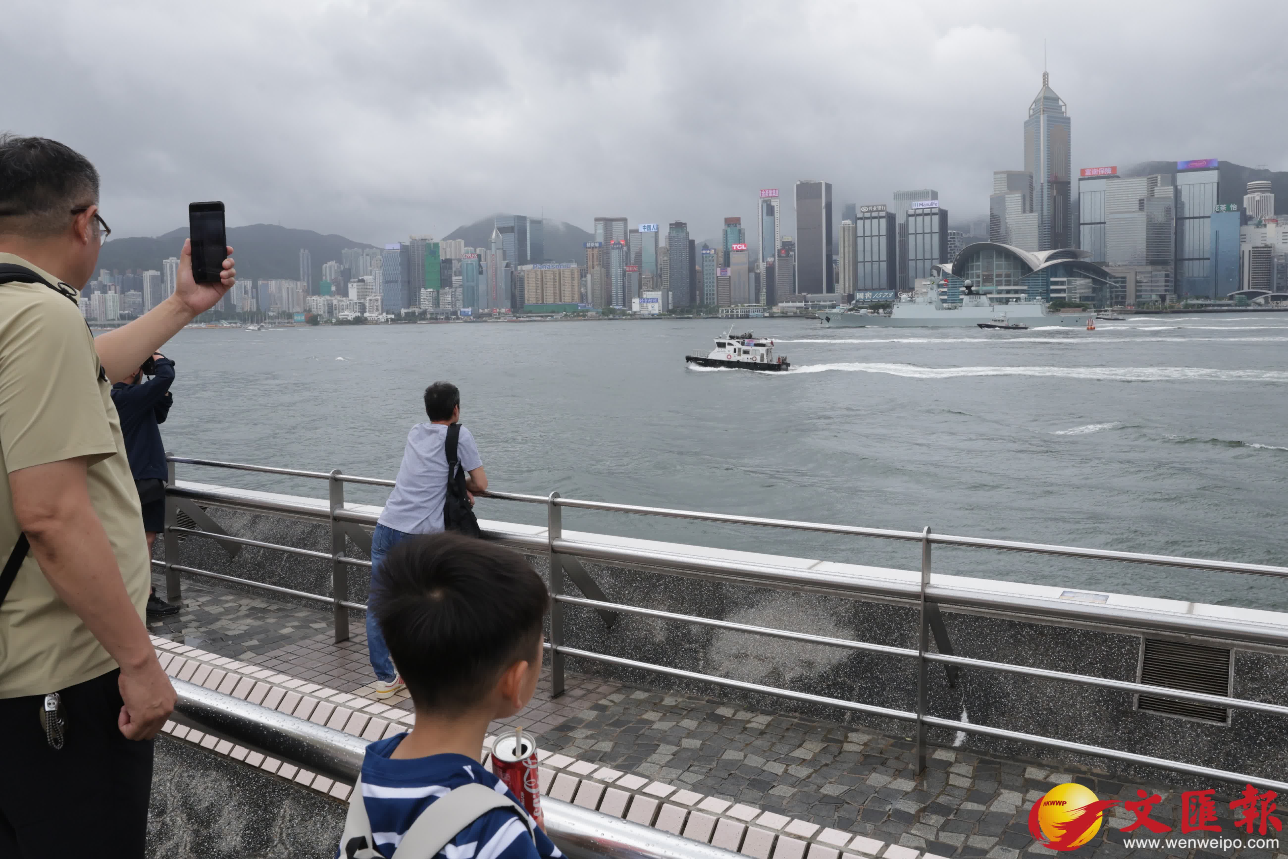 尖沙咀海濱大批市民歡送南寧艦衡陽艦離港。（香港文匯報記者北山彥 攝）