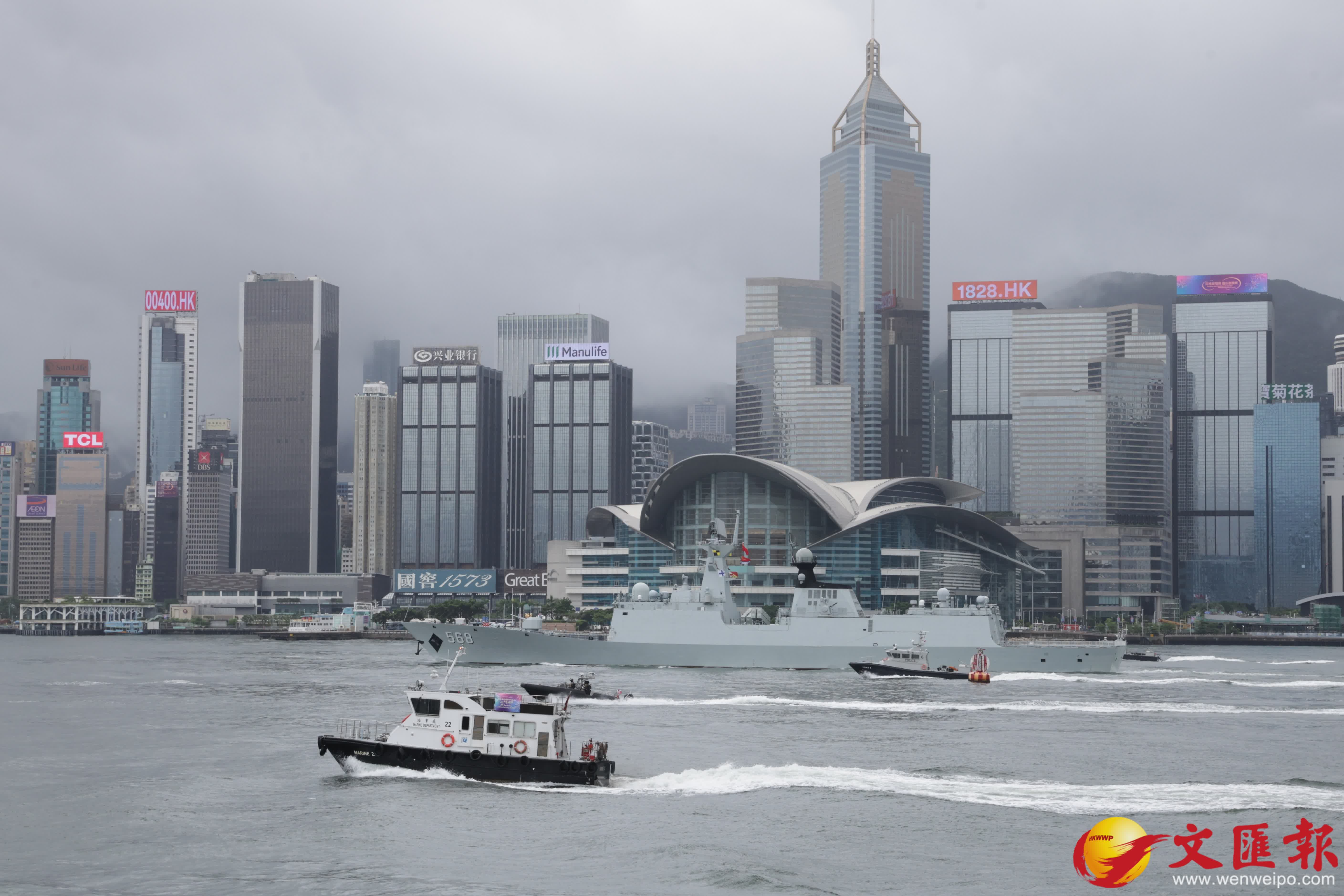尖沙咀海濱大批市民歡送南寧艦衡陽艦離港。（香港文匯報記者北山彥 攝）