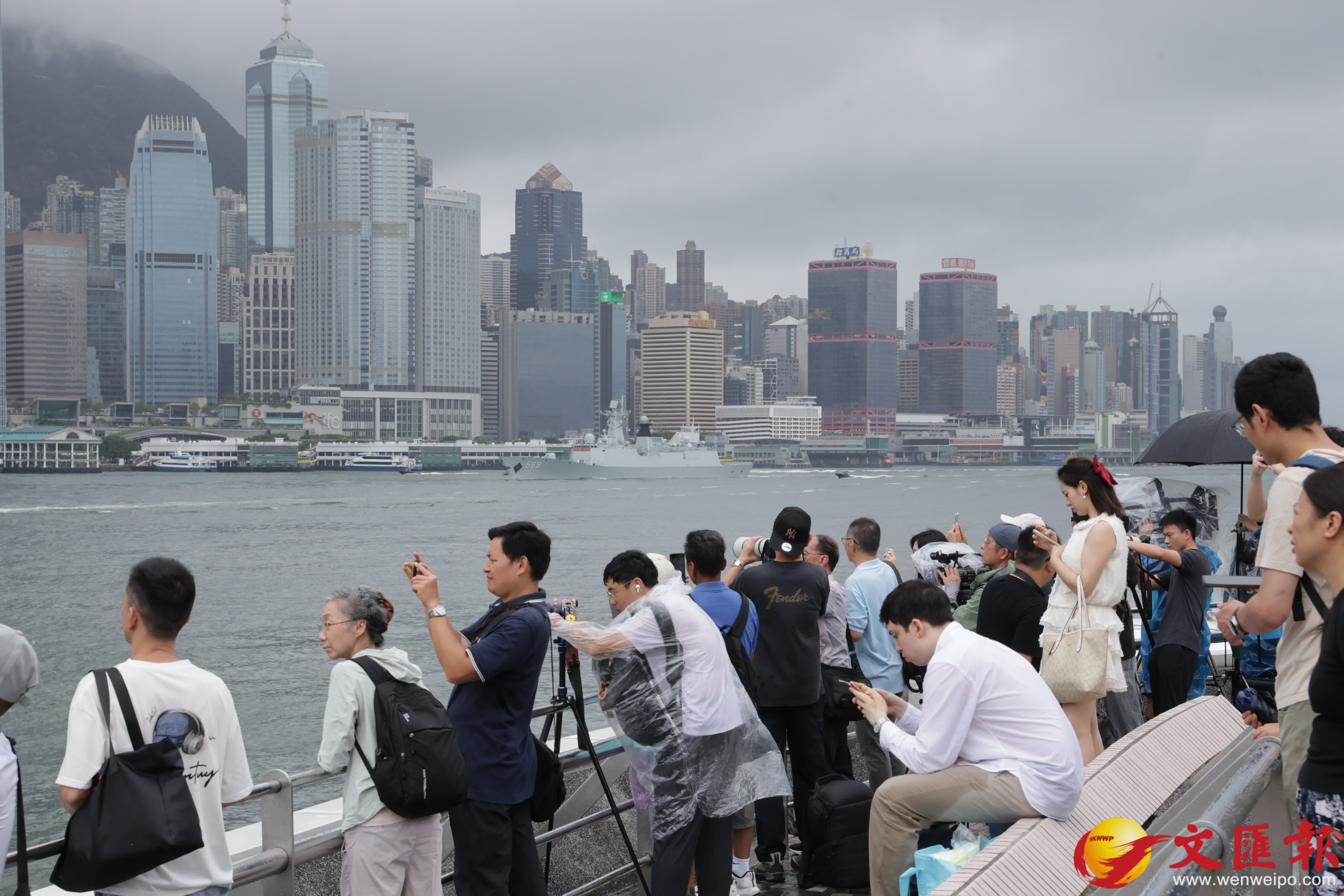 尖沙咀海濱大批市民歡送南寧艦衡陽艦離港。（香港文匯報記者北山彥 攝）