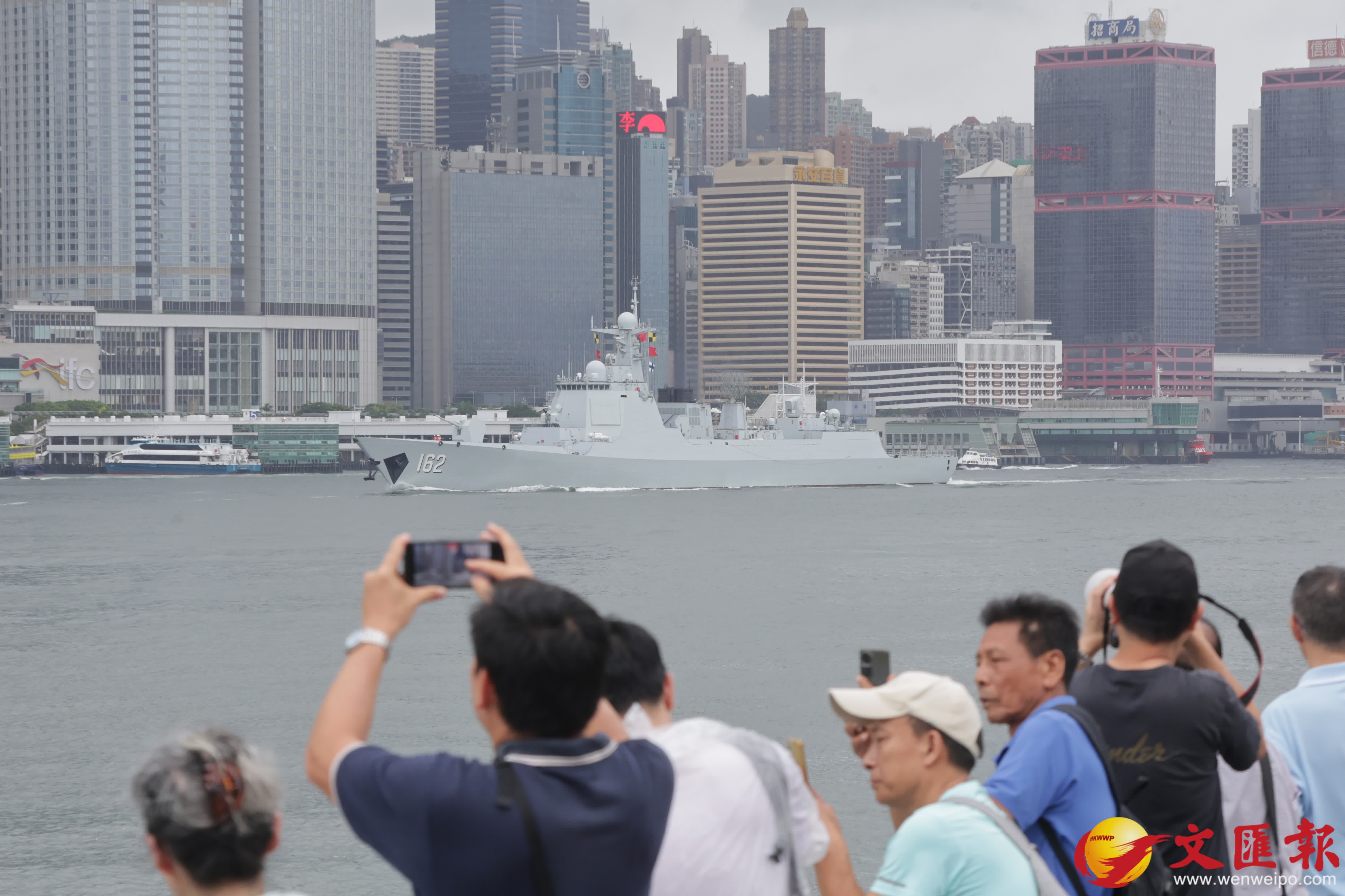 尖沙咀海濱大批市民歡送南寧艦衡陽艦離港。（香港文匯報記者北山彥 攝）