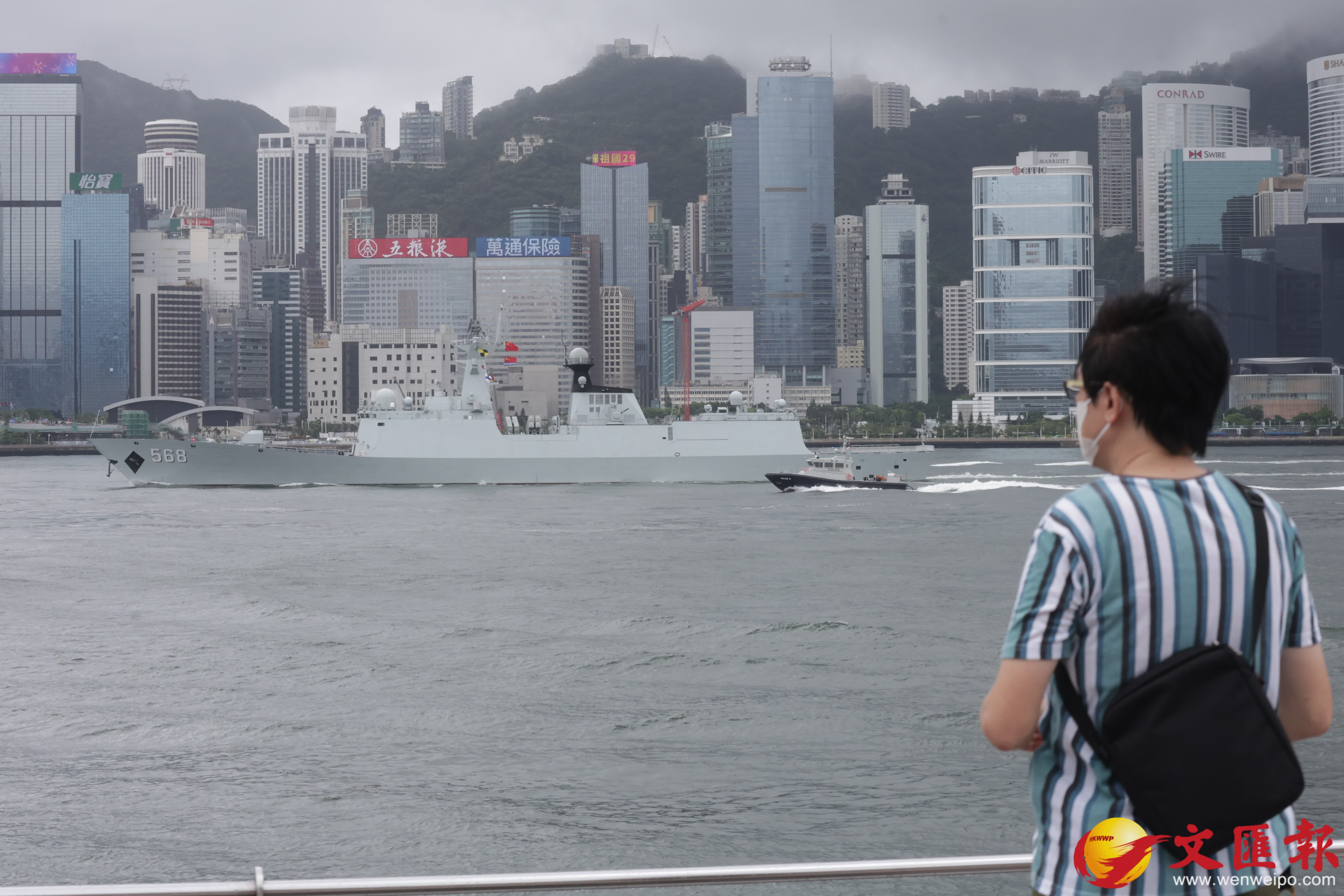 尖沙咀海濱大批市民歡送南寧艦衡陽艦離港。（香港文匯報記者北山彥 攝）