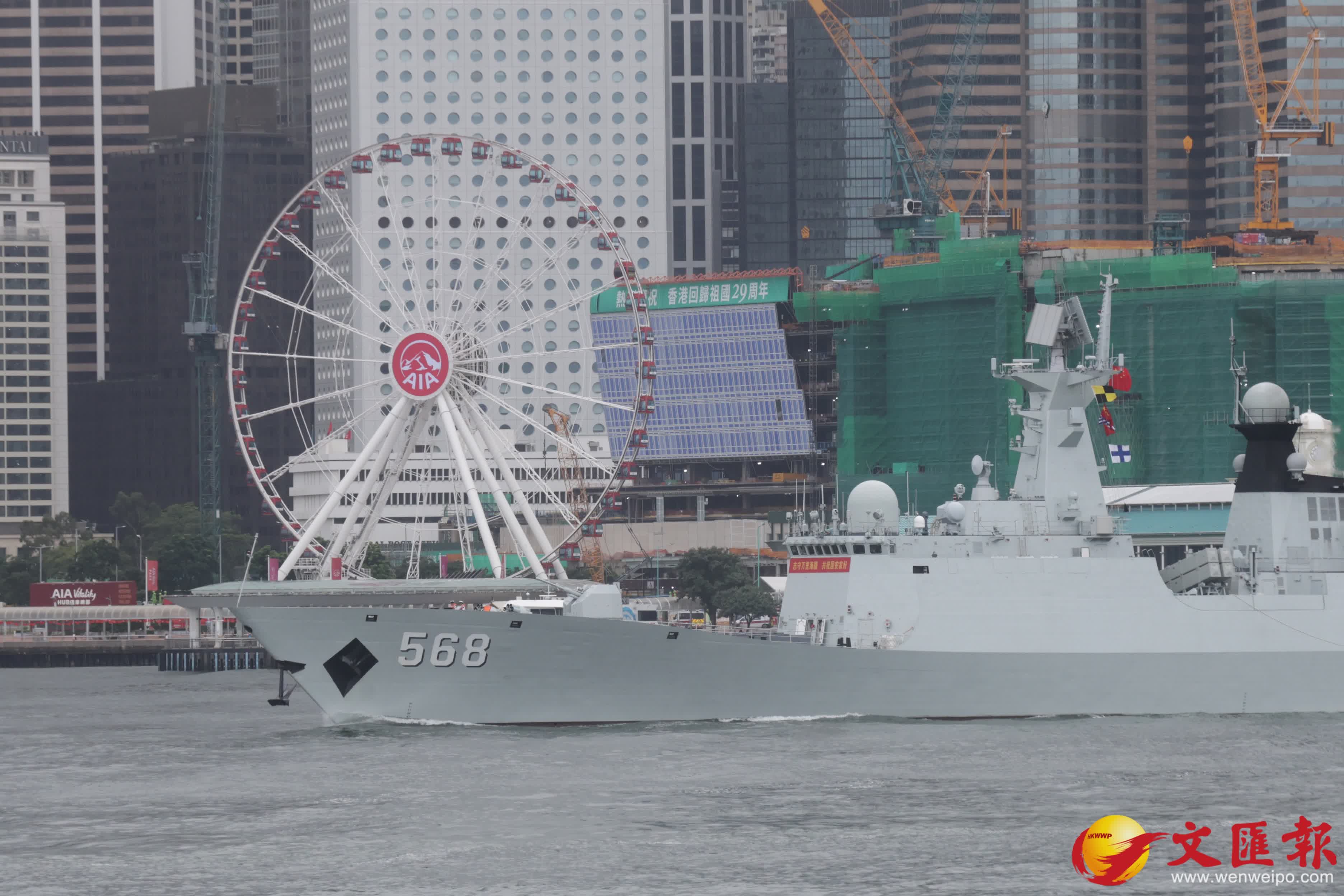 尖沙咀海濱大批市民歡送南寧艦衡陽艦離港。（香港文匯報記者北山彥 攝）