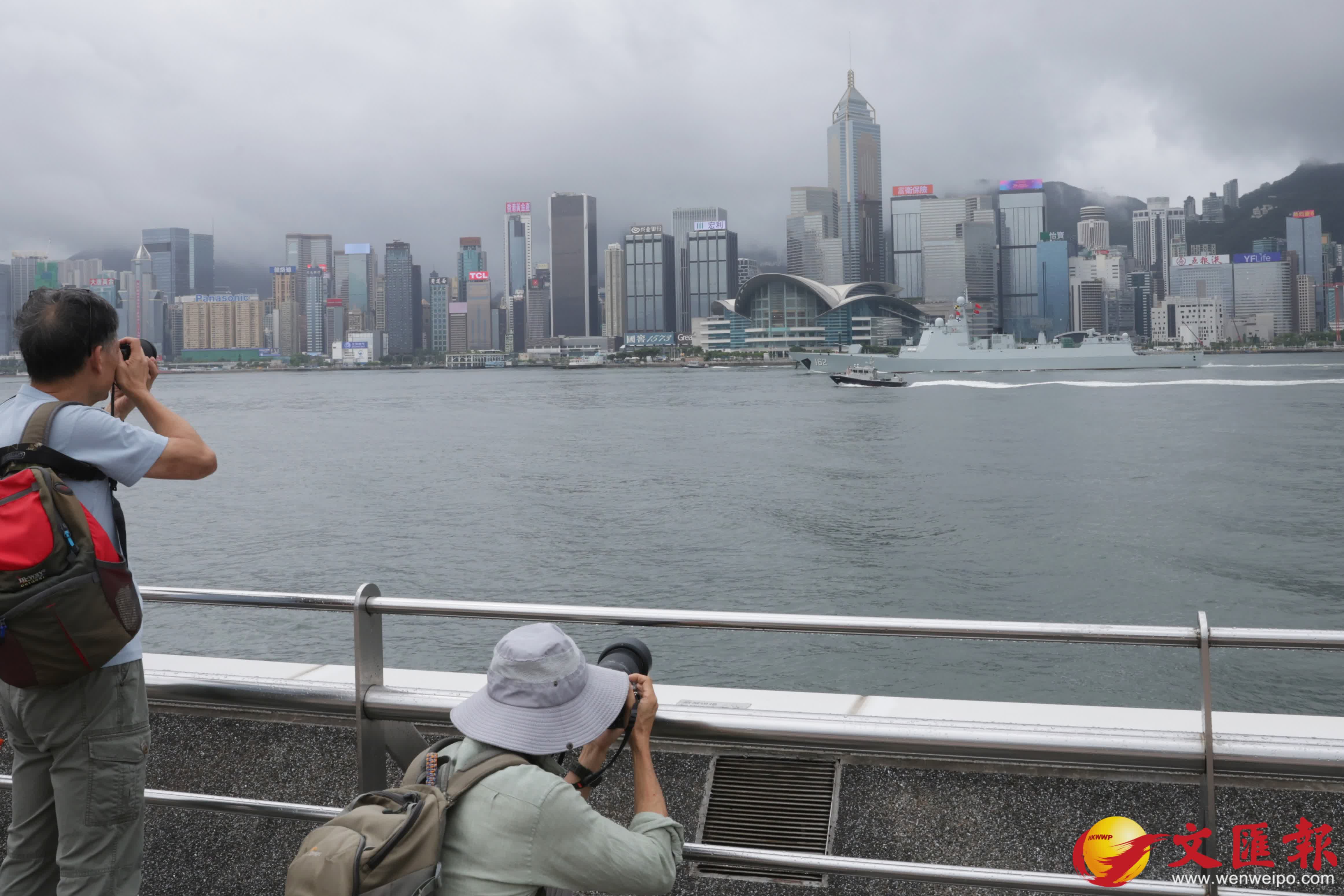 尖沙咀海濱大批市民歡送南寧艦衡陽艦離港。（香港文匯報記者北山彥 攝）