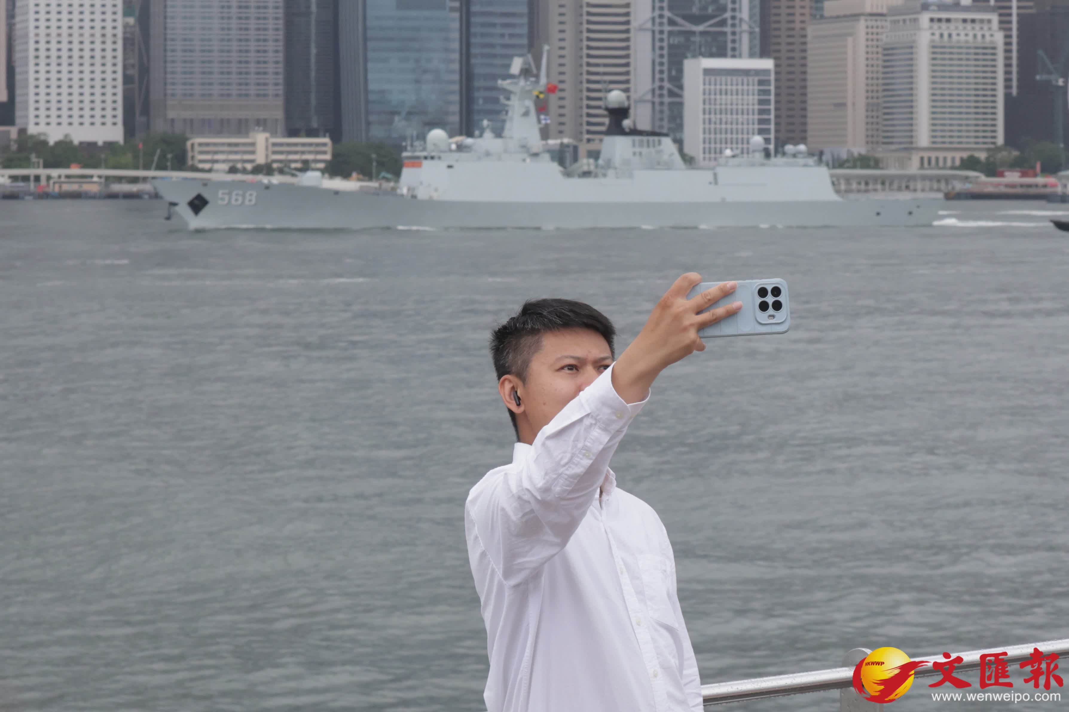 尖沙咀海濱大批市民歡送南寧艦衡陽艦離港。（香港文匯報記者北山彥 攝）