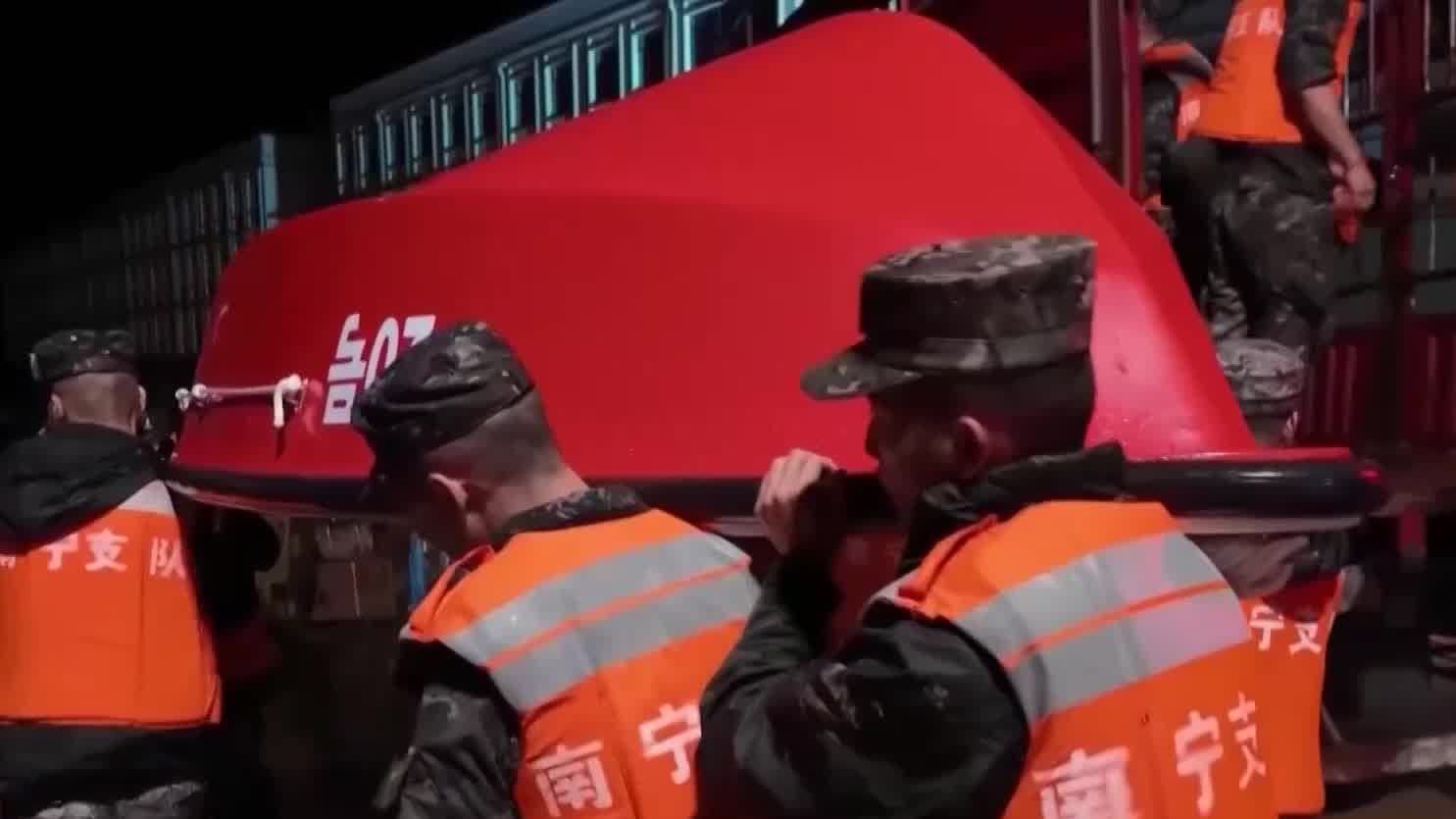 （有片）颱風致廣西橫州村鎮受淹　武警官兵轉移被困群眾