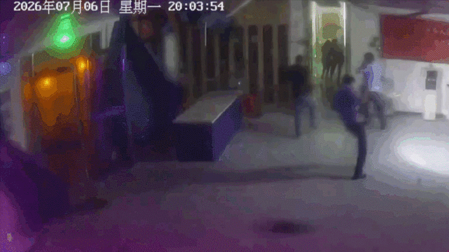 強對流致屋頂垮塌！湖北一學校監控拍下驚險瞬間