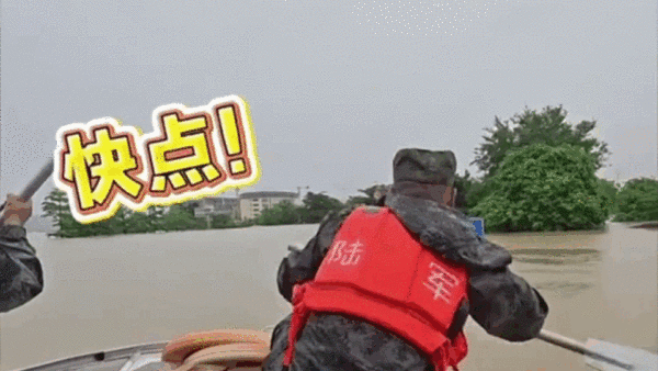 （有片）洪水圍困中的4000師生高呼：解放軍來了！