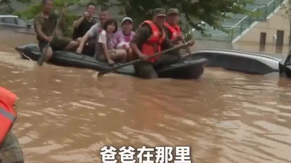 洪流中最動人的相遇：抗洪軍人救援途中　偶遇妻兒被轉運