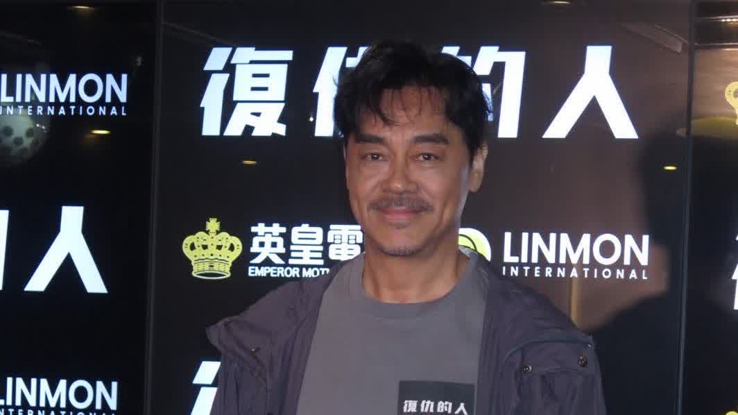 劉青雲拍攝新片《復仇的人》展現乾濕褸造型，現場被讚氣色極佳