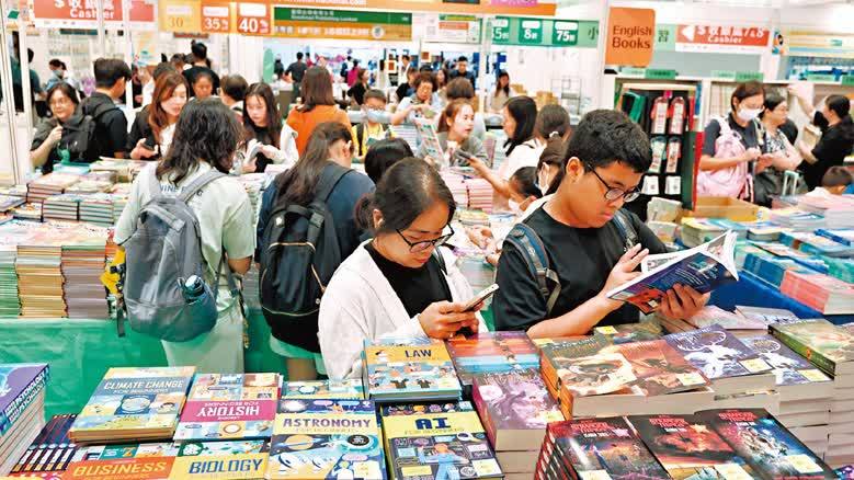 香港書展｜深圳客冒雨排兩小時　豪擲三千多買了20本書